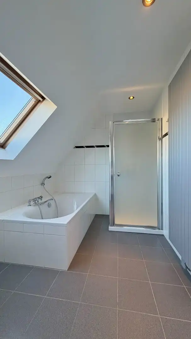 Ruime, zeer goed onderhouden villa met prachtige tuin in rustige doodlopende straat. foto 19