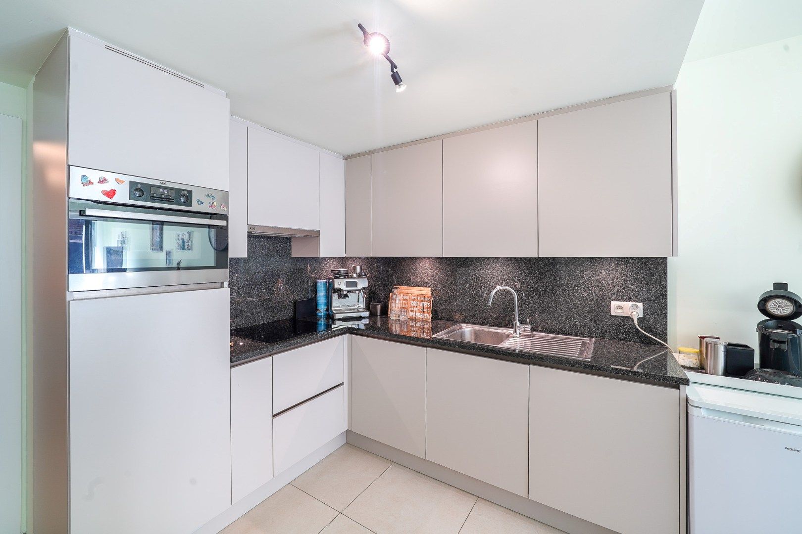 Instapklaar 2-slaapkamer appartement met voortuin en terras foto 7