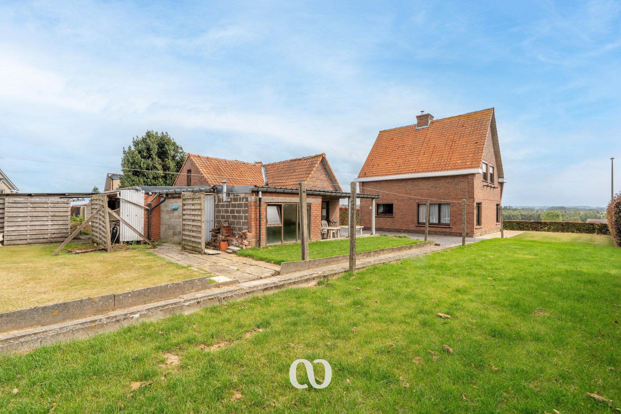 Alleenstaande woning met tuin en prachtig uitzicht in Huise foto 14