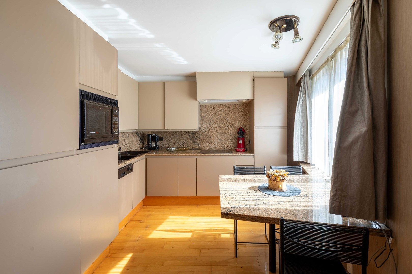 Opbrengsteigendom met handelszaak, atelier en 3 woningen foto 16