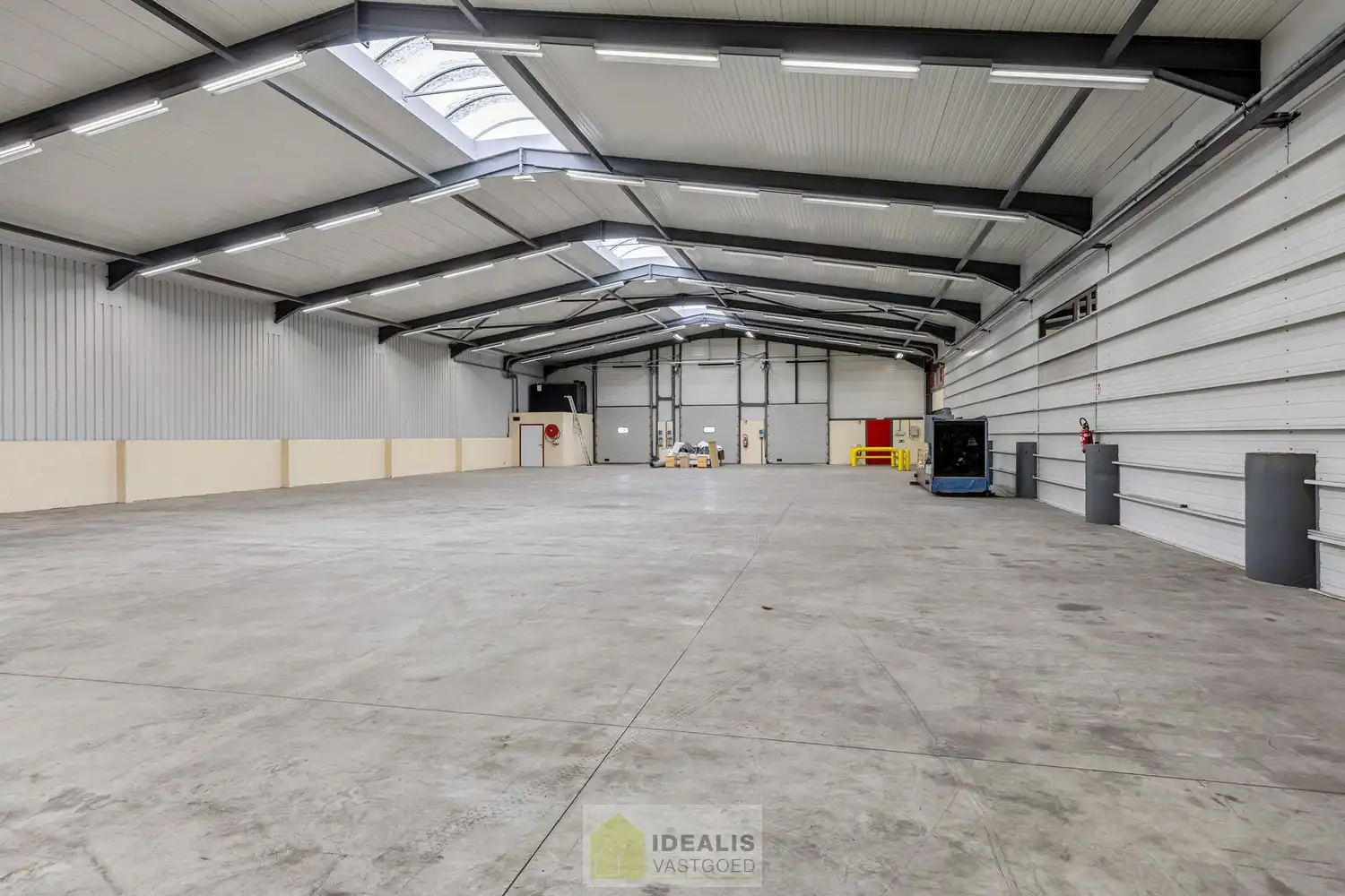 IDEALIS VASTGOED – Industrieel bedrijfsgebouw van maar liefst +-5000m² bruikbare oppervlakte, bestaande uit bedrijfshallen, kantoor- en vergaderruimtes en een appartement met een centrale ligging op industrieterrein Genk Zuid op een perceel van 10.326m² (1,03 hectare). foto 36