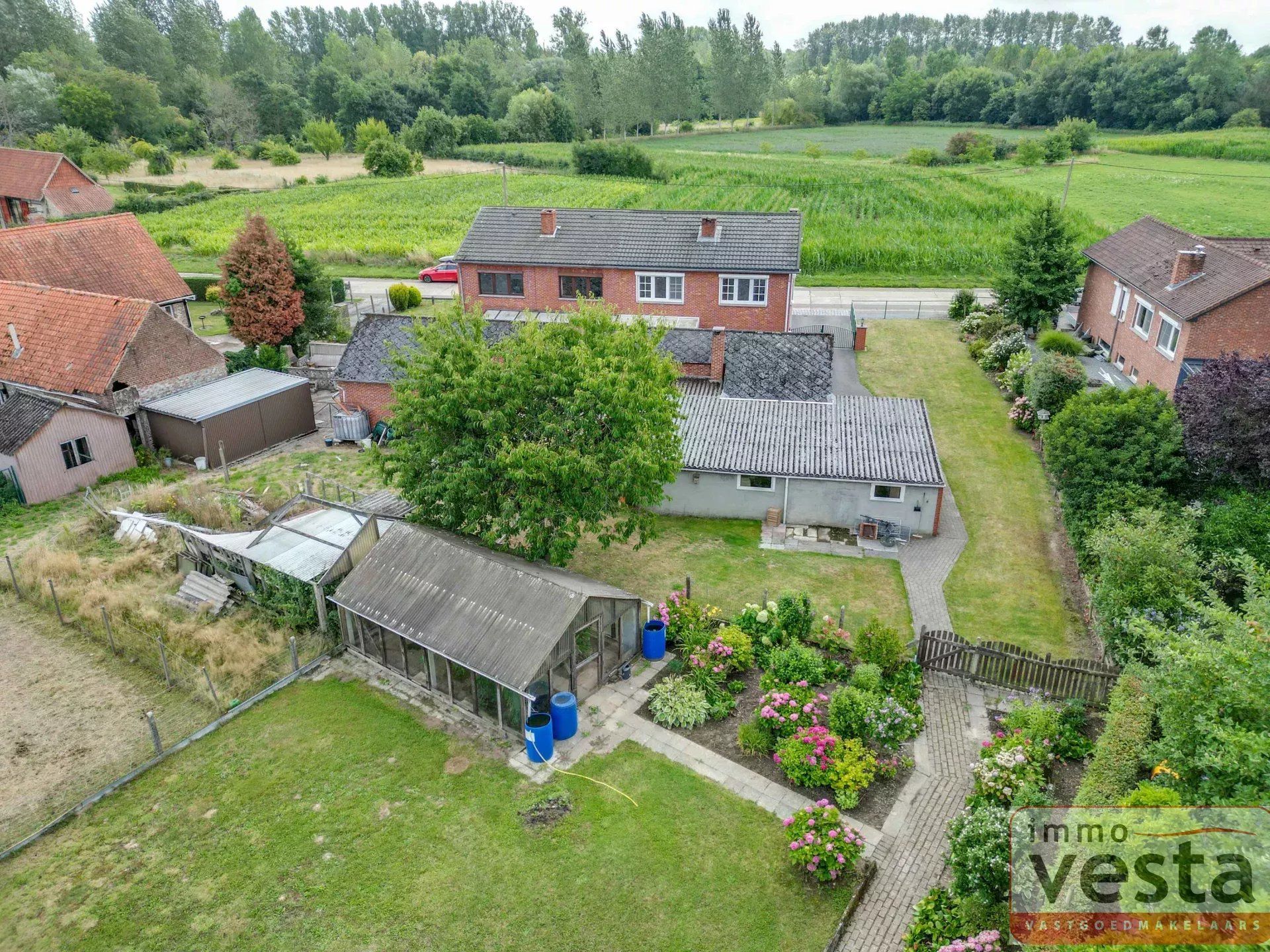 Ruime, landelijk gelegen woning op goede locatie foto 5
