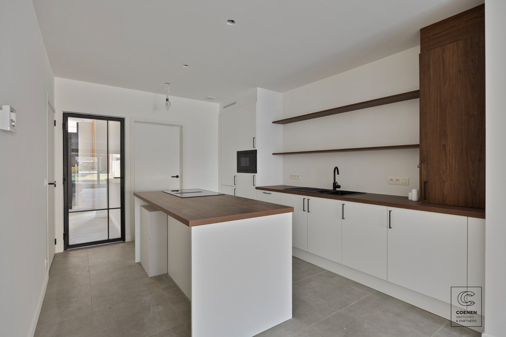 Prachtig, volledig gerenoveerde woning met 3 slaapkamers op een toplocatie te Turnhout! foto 2