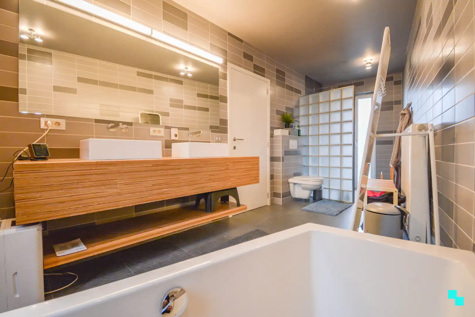 Bijzonder lichtrijke, moderne woning met zwembad te Izegem foto 28