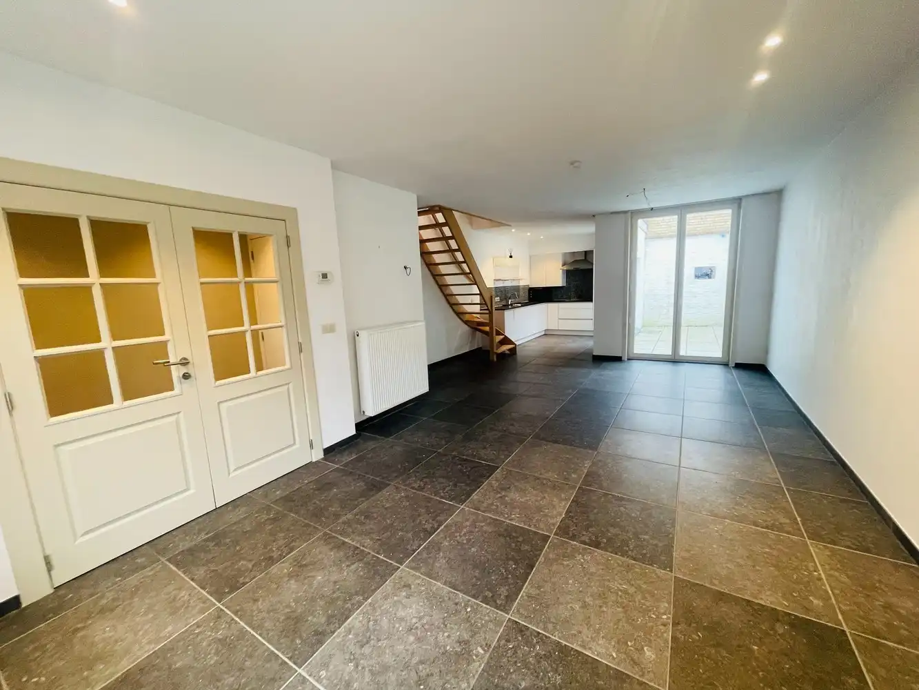 Brugge centrum, Instapklaar degelijk gerenoveerd energiezuinig  lichtrijk woonhuis  met 3 slaapkamers en koer foto 2