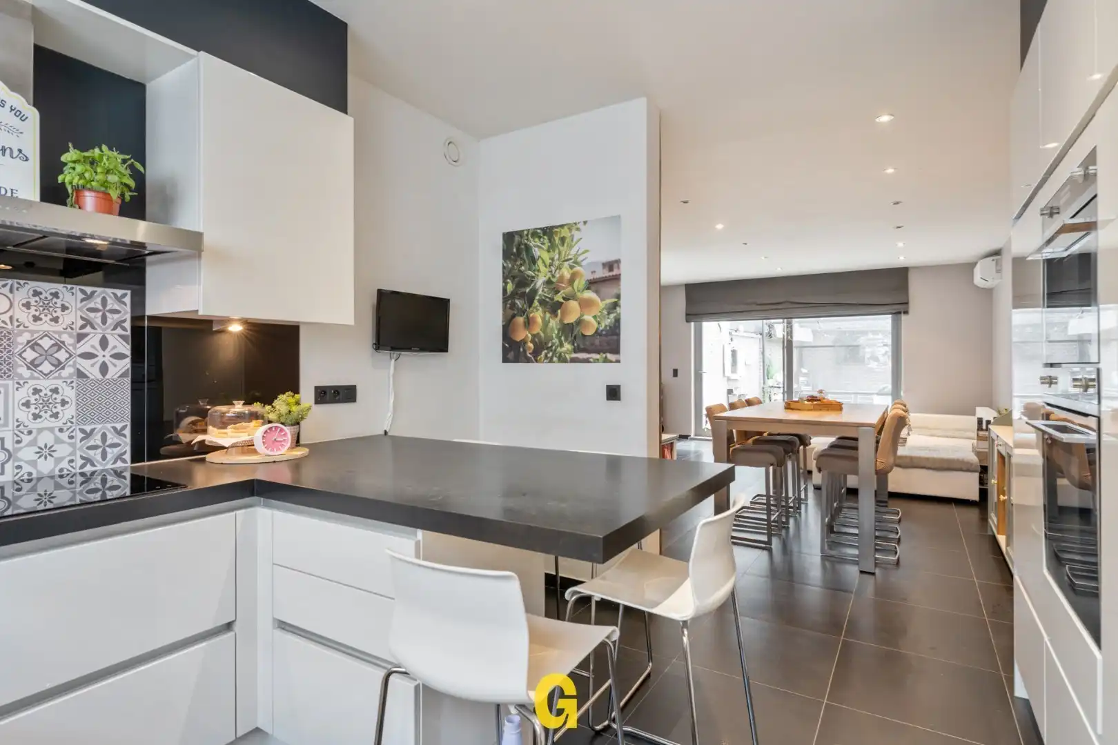 Knap afgewerkte rijwoning met 4 slaapkamers, 2 badkamers en standplaats met ruime kelderberging  foto 15