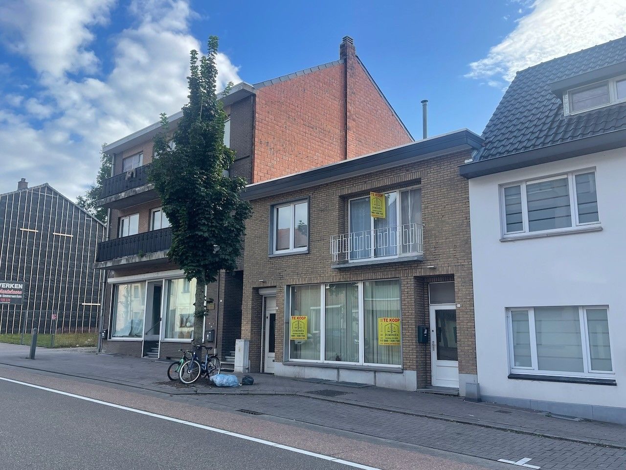 Genk, Nieuwe Kuilenweg 57 - Opbrengsteigendom bestaande uit 2 appartementen, 1 studio, 2 garages, 4 autostaanplaatsen en tuin. foto 2