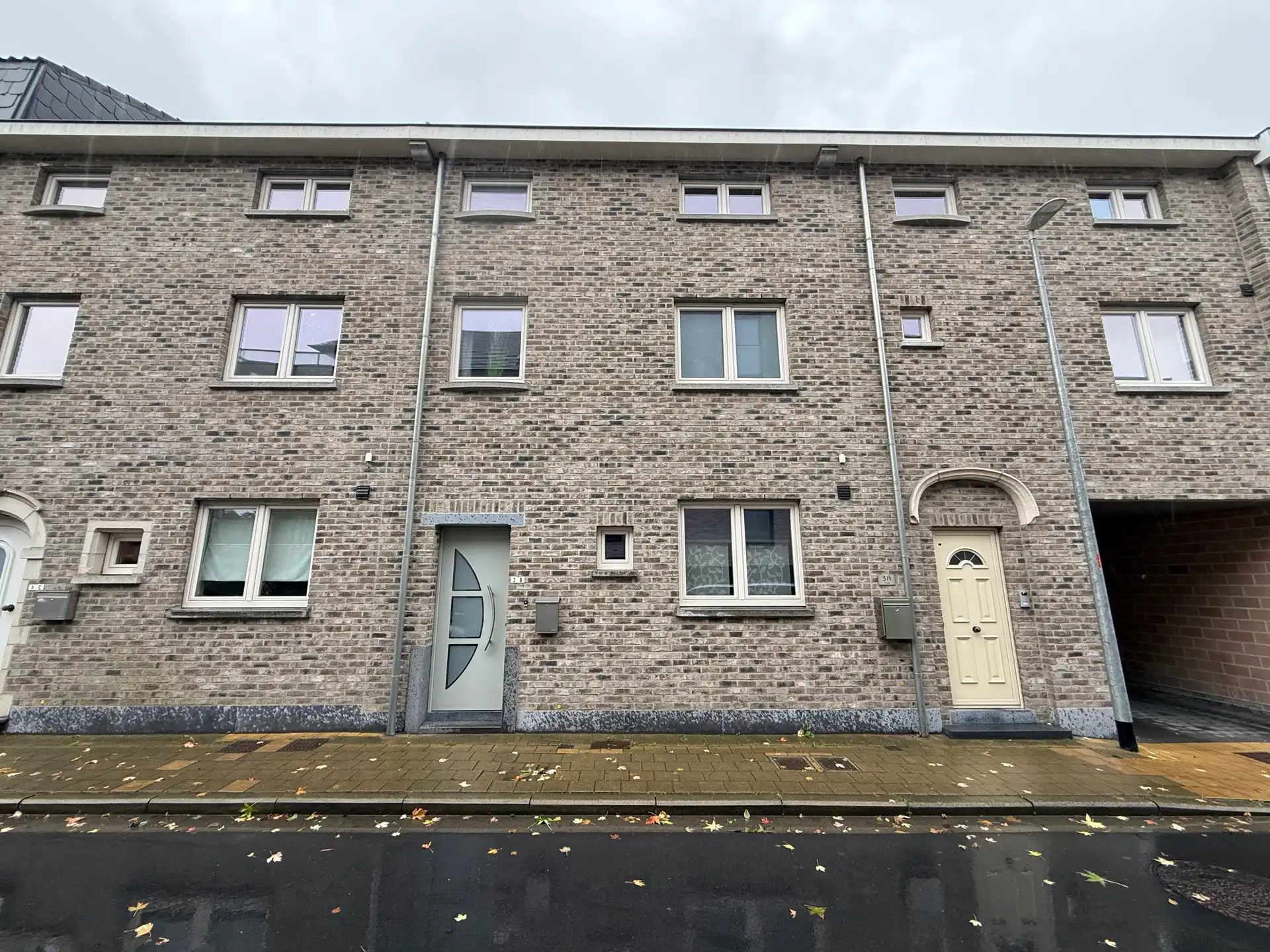 LEDE - Ruime, recente woning in de dorpskern. foto {{pictureIndex}}