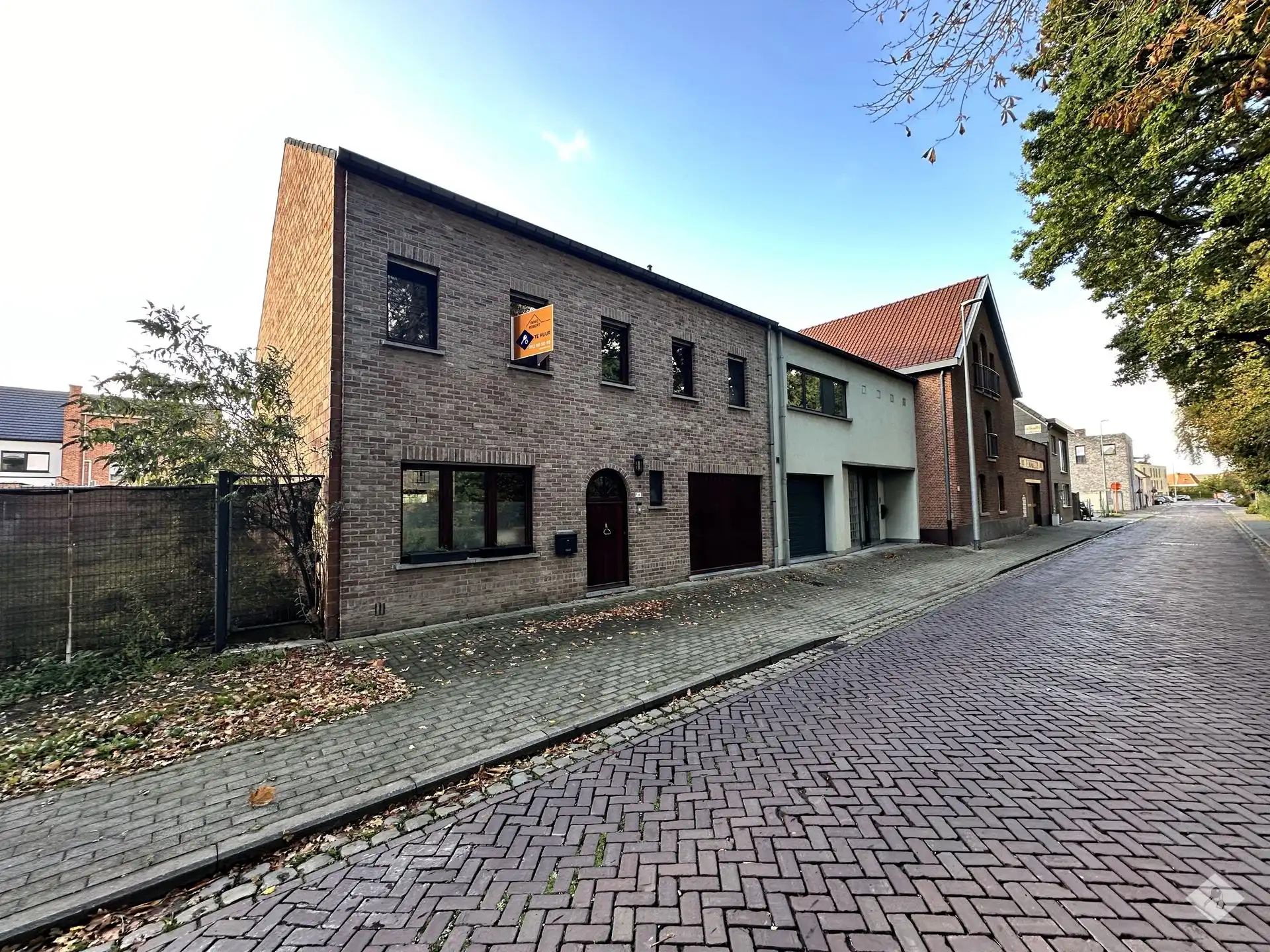 Ruime woning met 3 slaapkamers, tuin, garage en lift in centrum Buggenhout foto {{pictureIndex}}