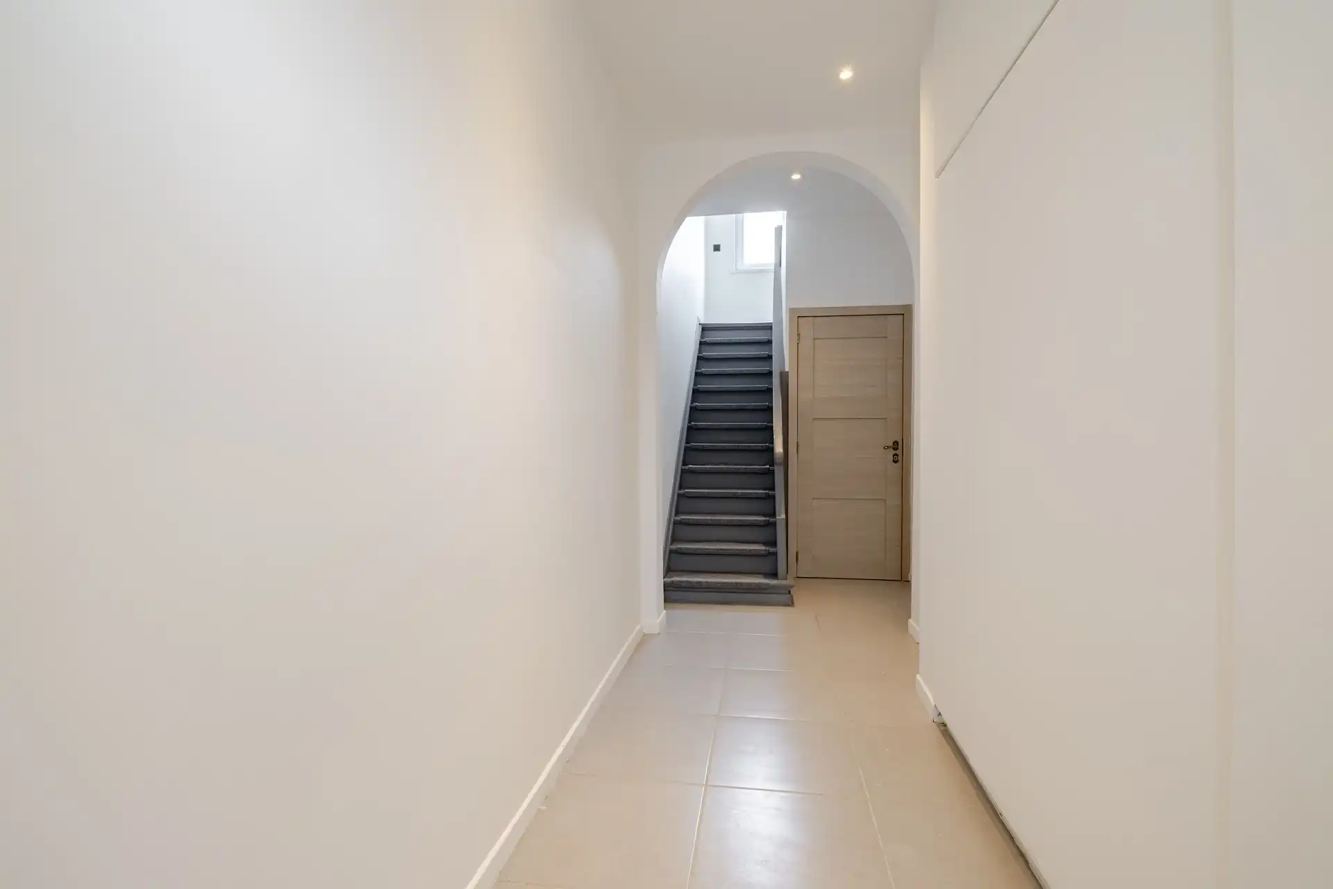 Instapklare woning met 4 slks, garage en aanpalende bouwgrond foto 2