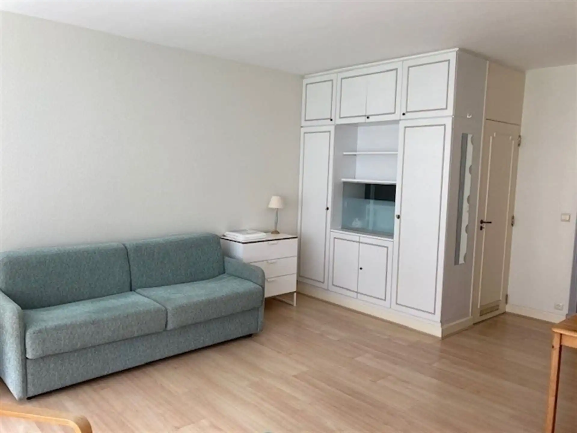  Knusse, gemeubelde studio gelegen op de 5de verdieping foto 5