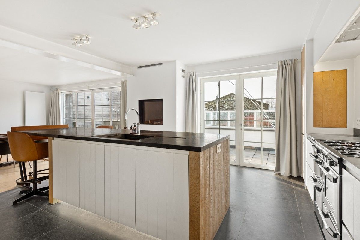 Ruim duplexappartement met mogelijk 4 slaapkamers en 2 badkamers, gezellig terras en ruime garage. foto 6