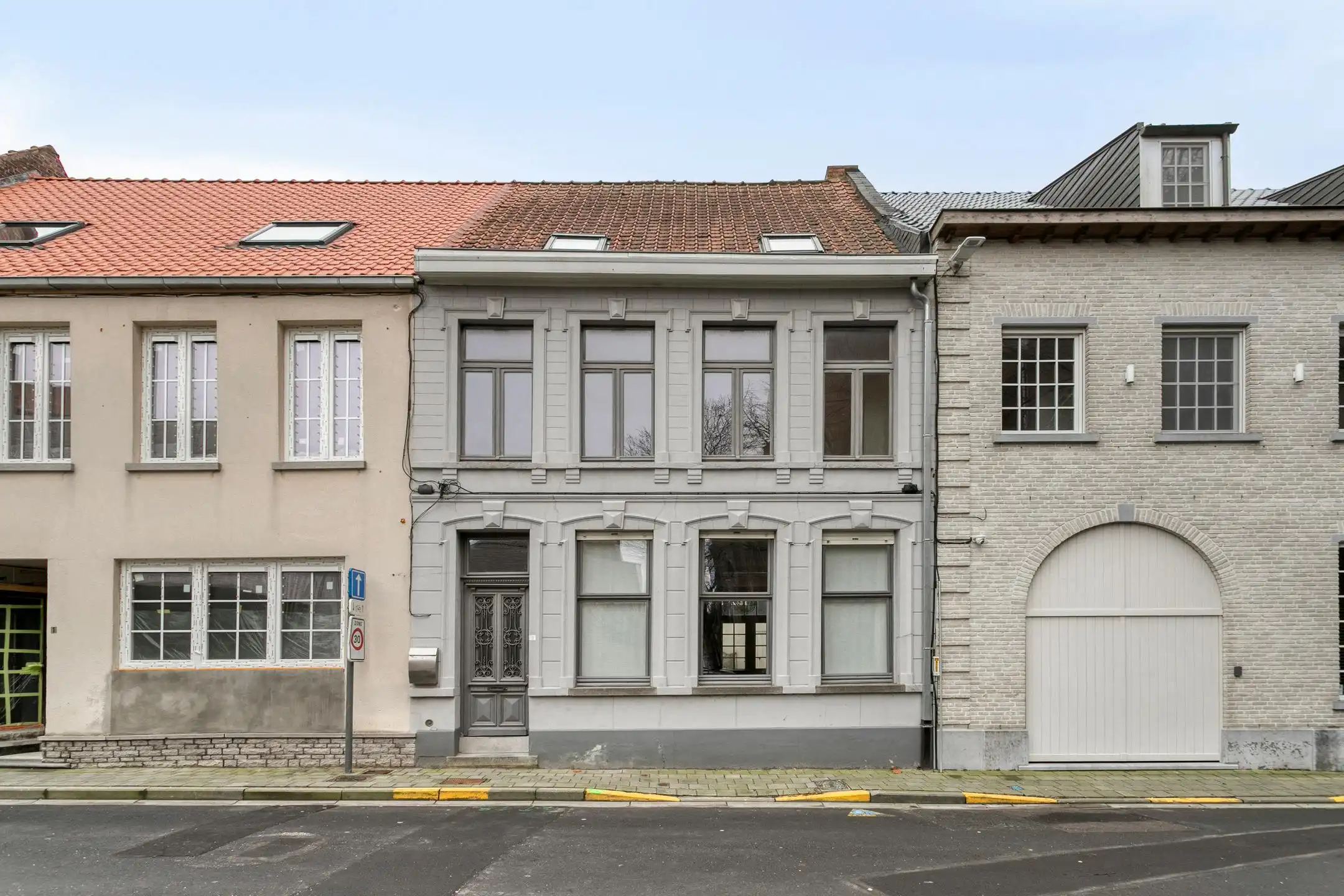 Instapklaar burgerhuis te koop in het centrum van Izegem. foto 2