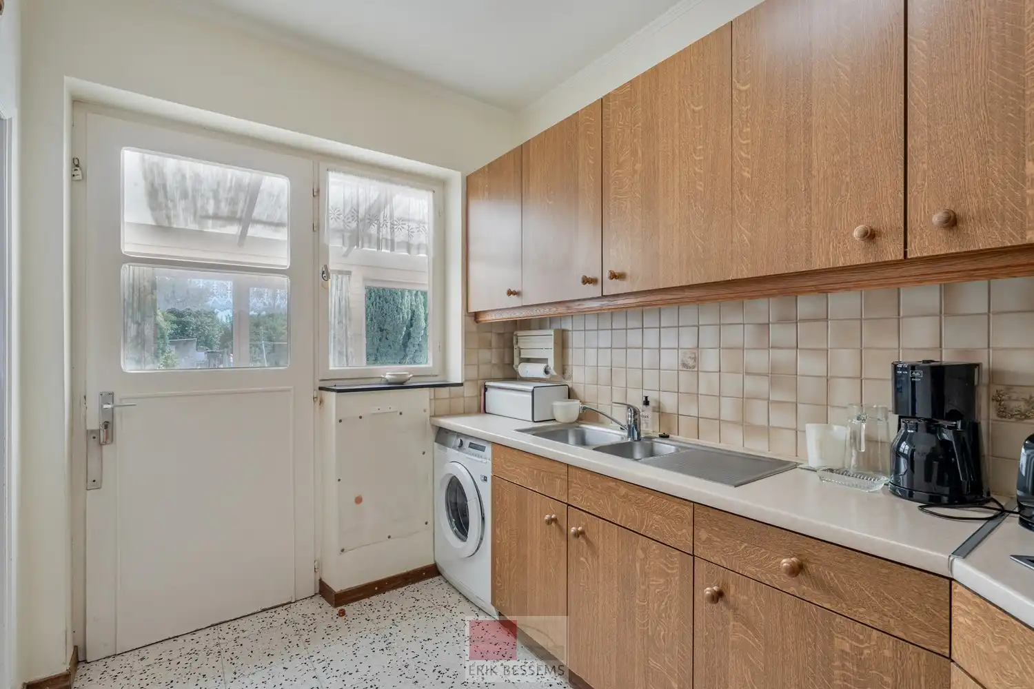 Leuke te renoveren woning met een bewoonbare oppervlakte van ca. 172 m², gelegen op een perceel van 485 m². foto 10