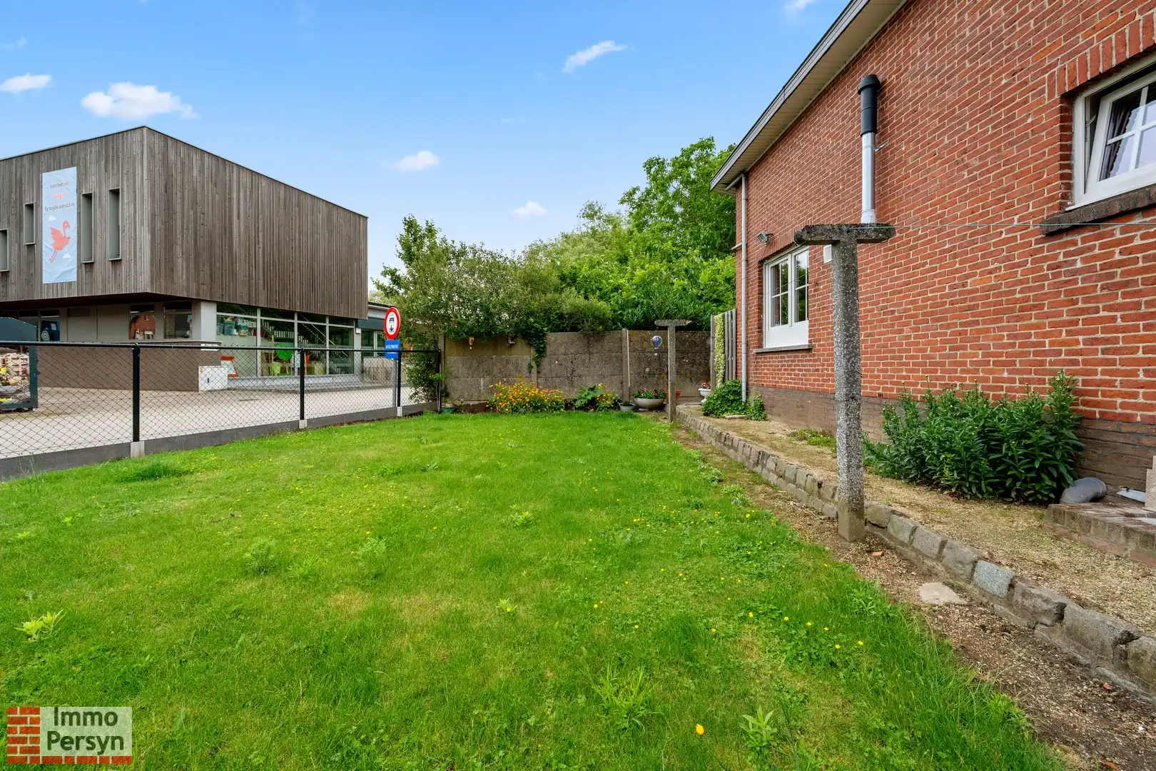 Charmante, gerenoveerde woning met carport en tuin foto 26