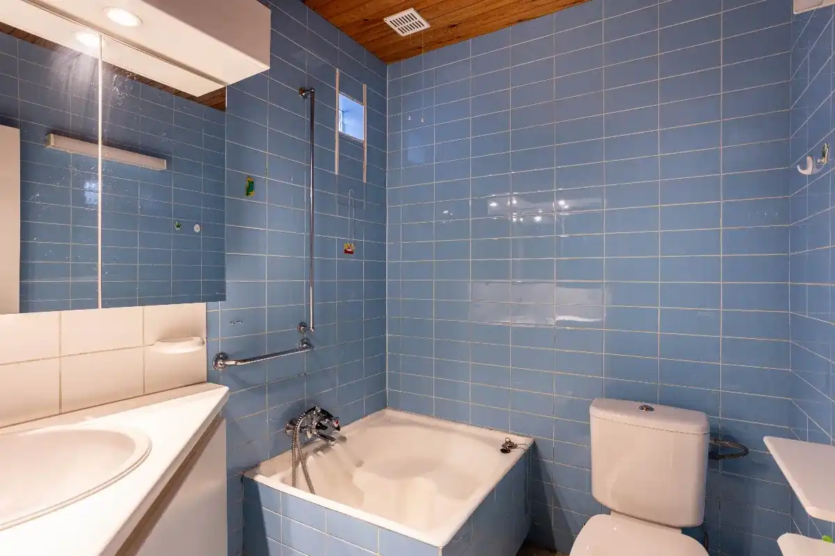 Karaktervolle deels te renoveren woning met veel potentie foto 8