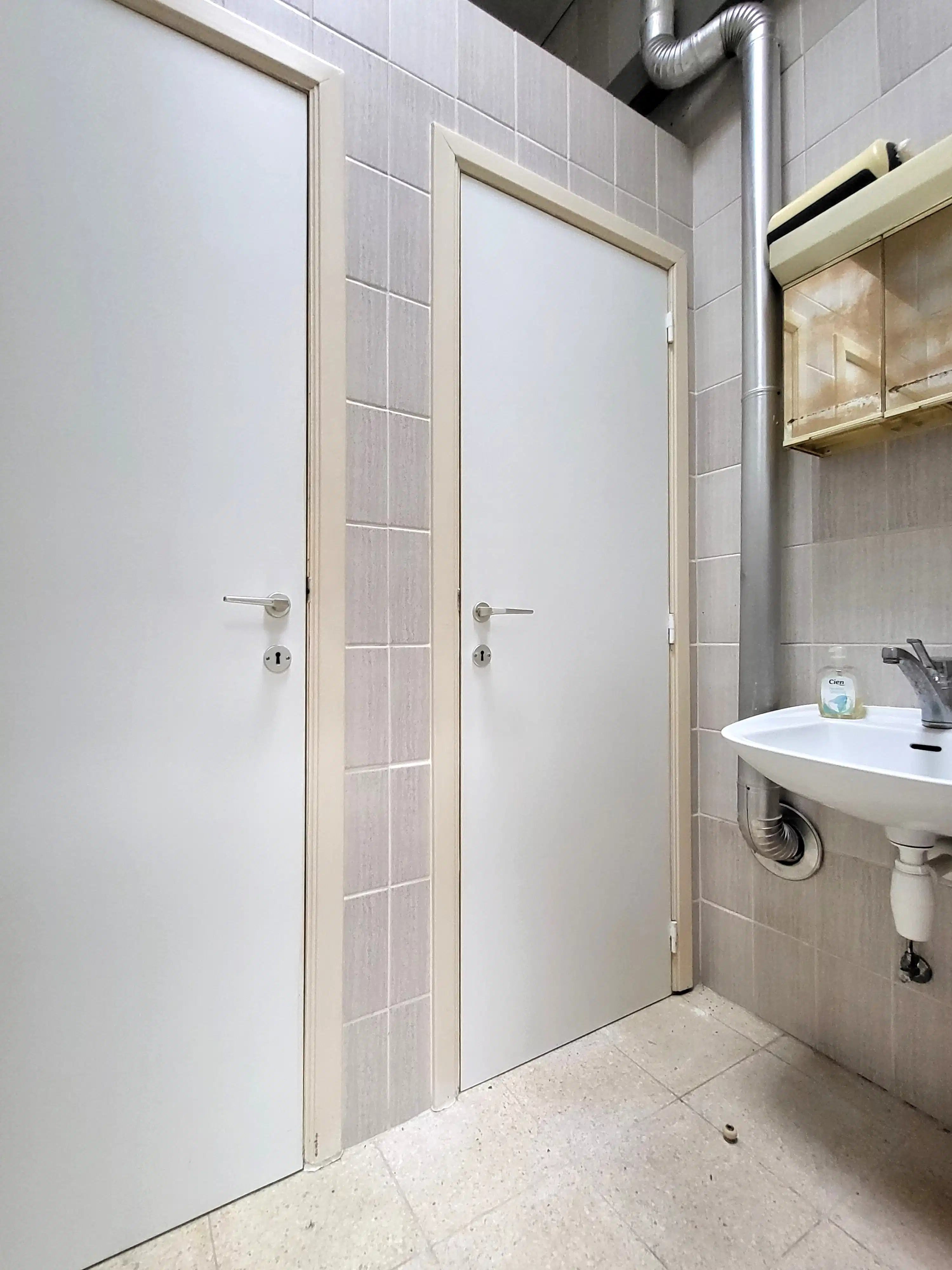 Dit veelzijdige pand met een grondoppervlakte van 240 m² combineert een ruime commerciële gelijkvloerse verdieping met een comfortabel appartement op de eerste verdieping. foto 24