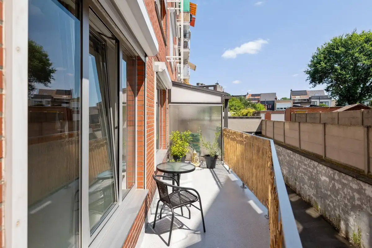 Licht, rust en stadse dynamiek ... in dit gelijkvloers hoekappartement met 2 slaapkamers komt het mooi samen. foto 13