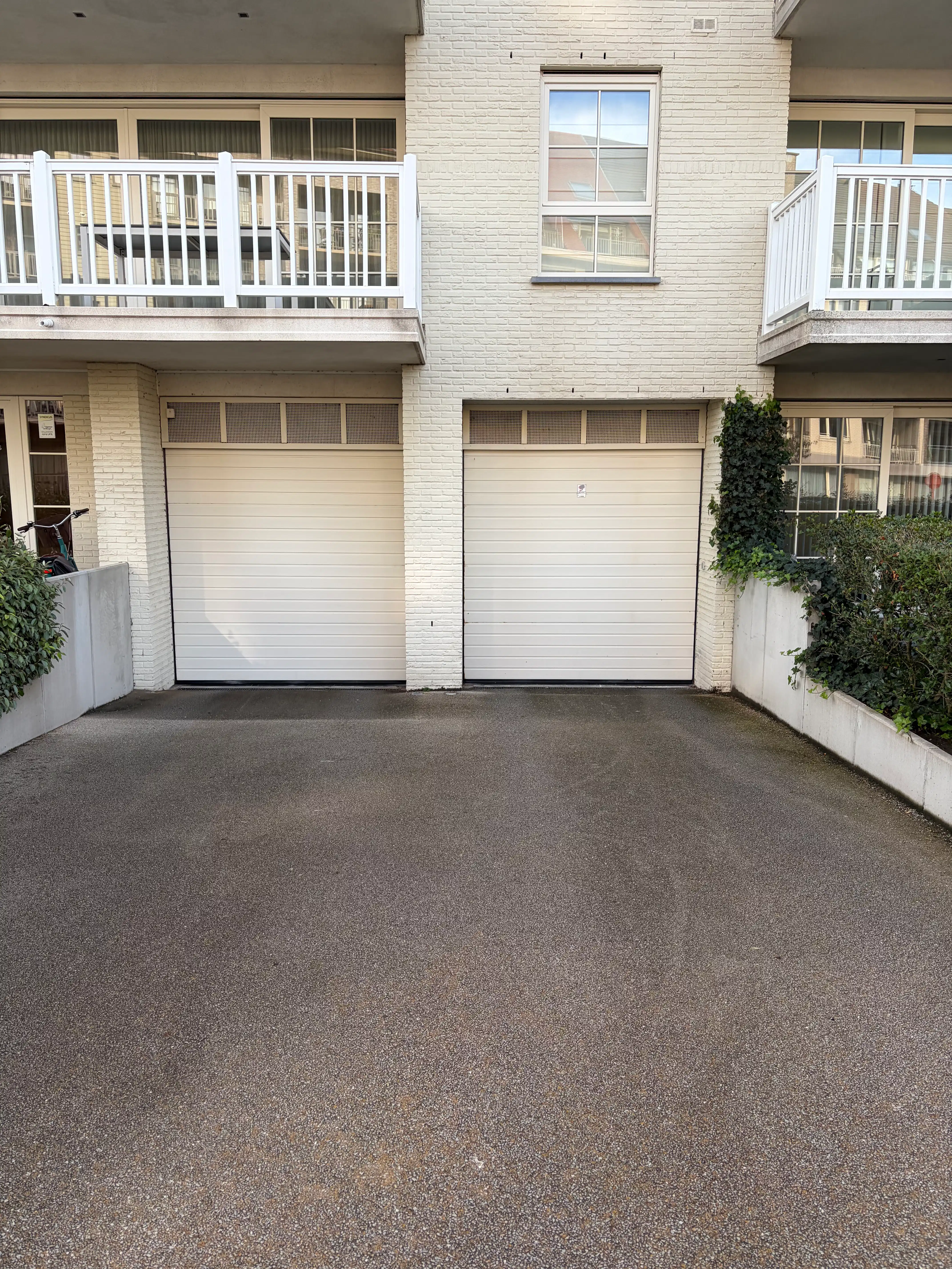 Uitstekende gelegen afgesloten garagebox met een gemakkelijke in- en uitrit foto 3