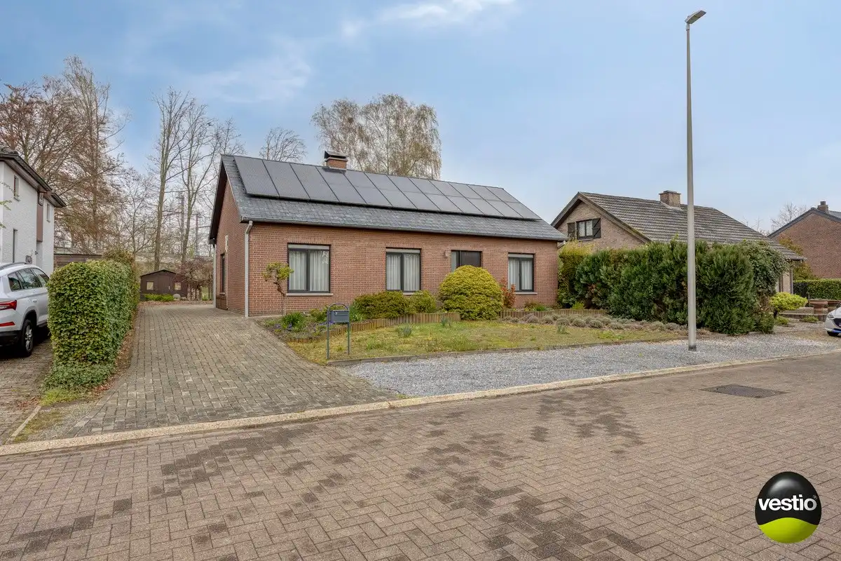 Gelijkvloerse woning met 3 slaapkamers, zonnepanelen en tuin op residentiële, rustige ligging. foto {{pictureIndex}}
