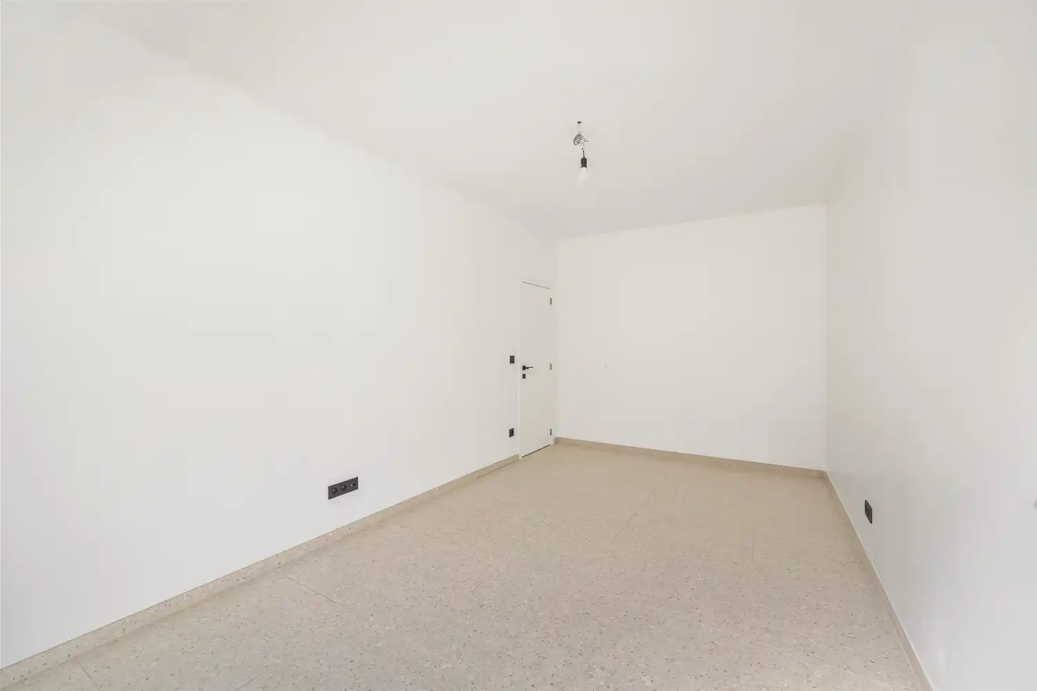 Modern gelijkvloers appartement met een zeer grote tuin (±200m²)  in hartje Sint-Niklaas! foto 17