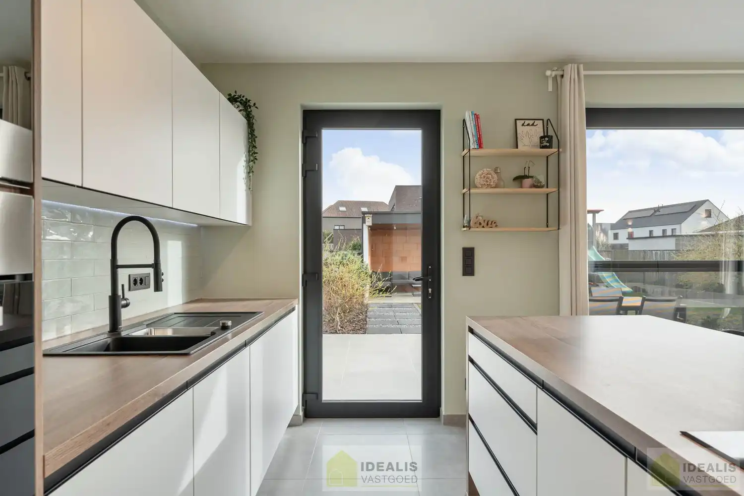 RECENTE, PERFECT ONDERHOUDEN EN MODERN OPGETROKKEN WONING foto 24