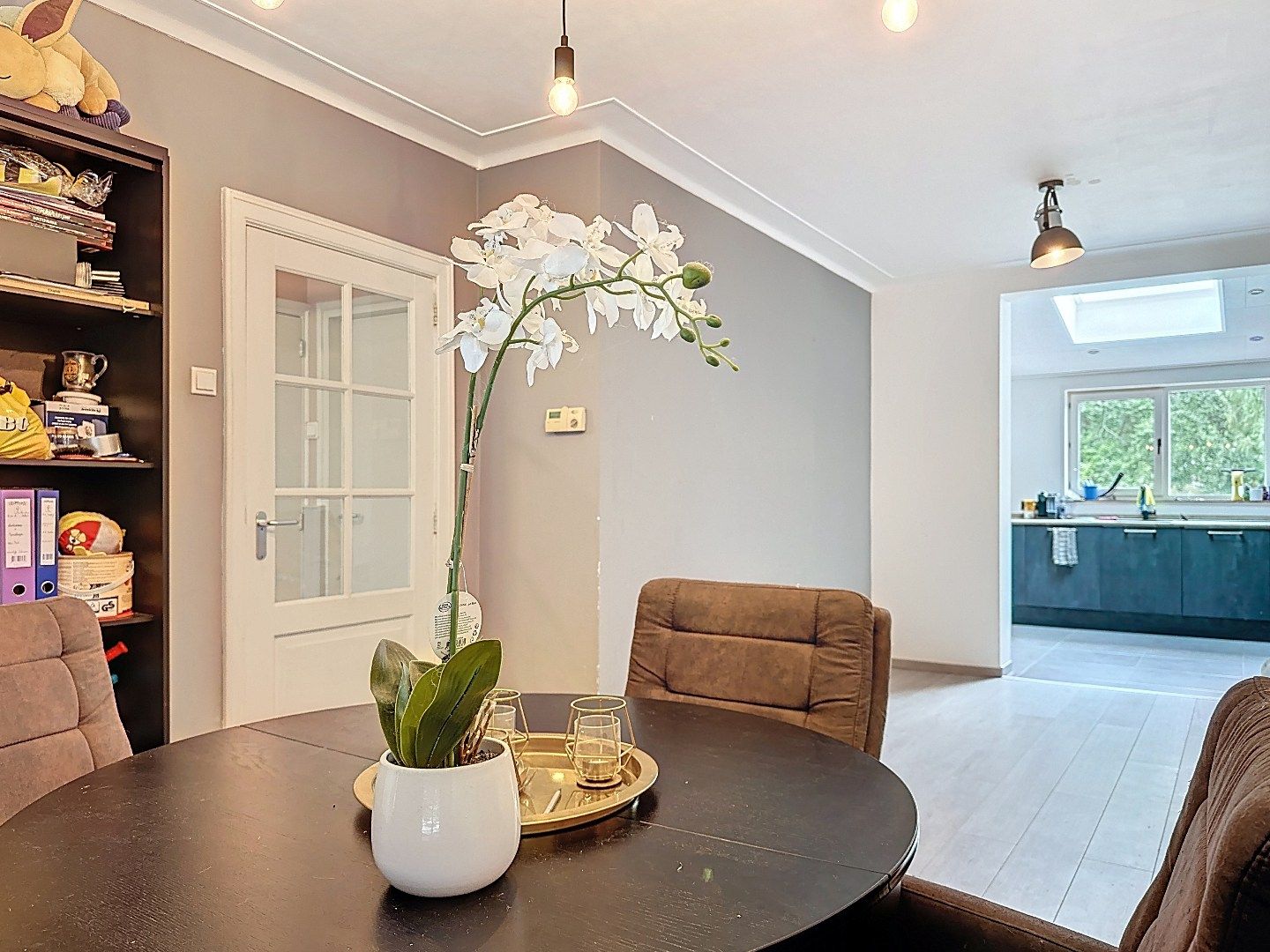 Gerenoveerde half vrijstaande woning met royale tuin en dubbele garage. foto 16