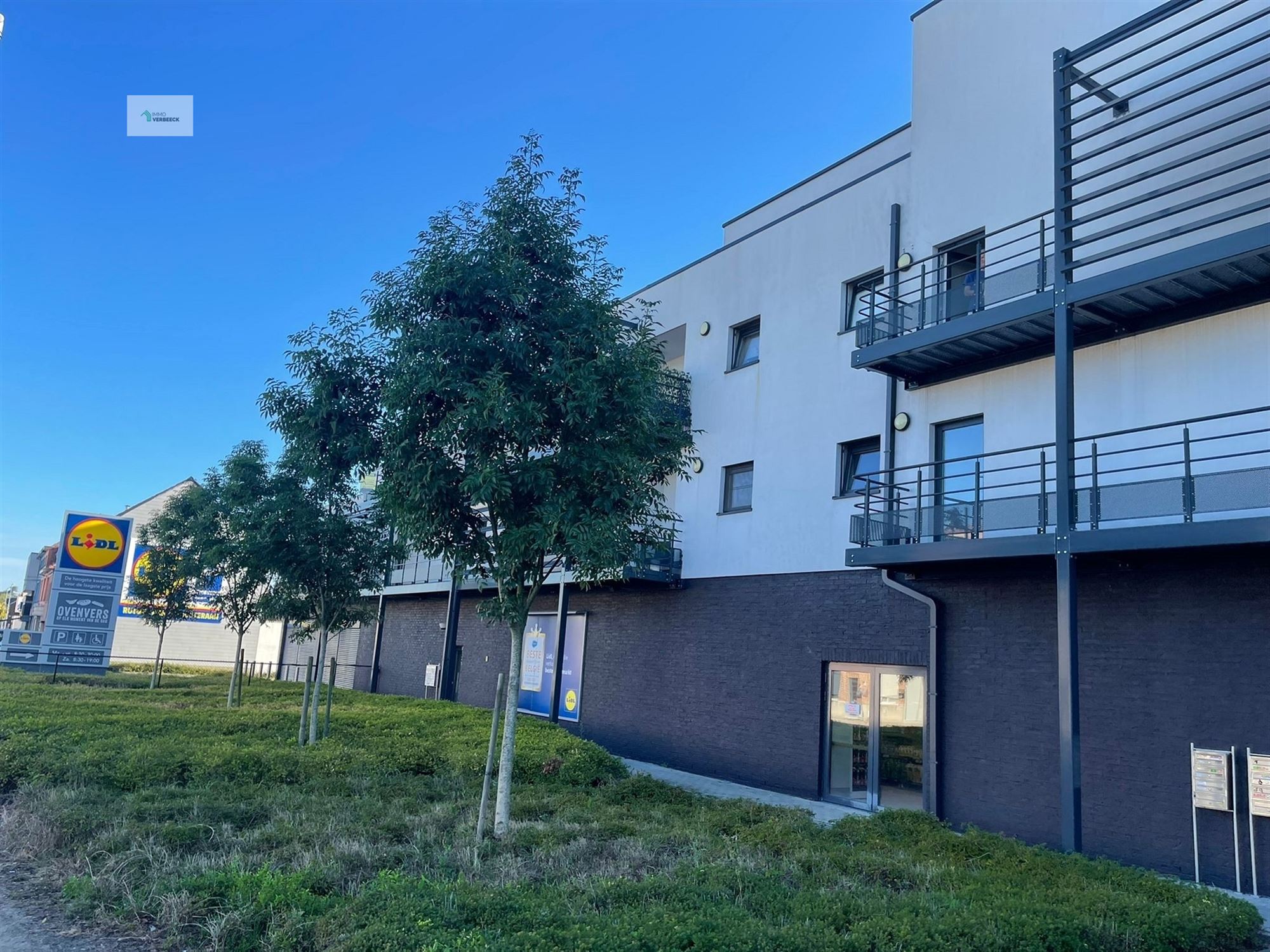 Instapklaar één slaapkamer appartement met afgesloten garage foto 21