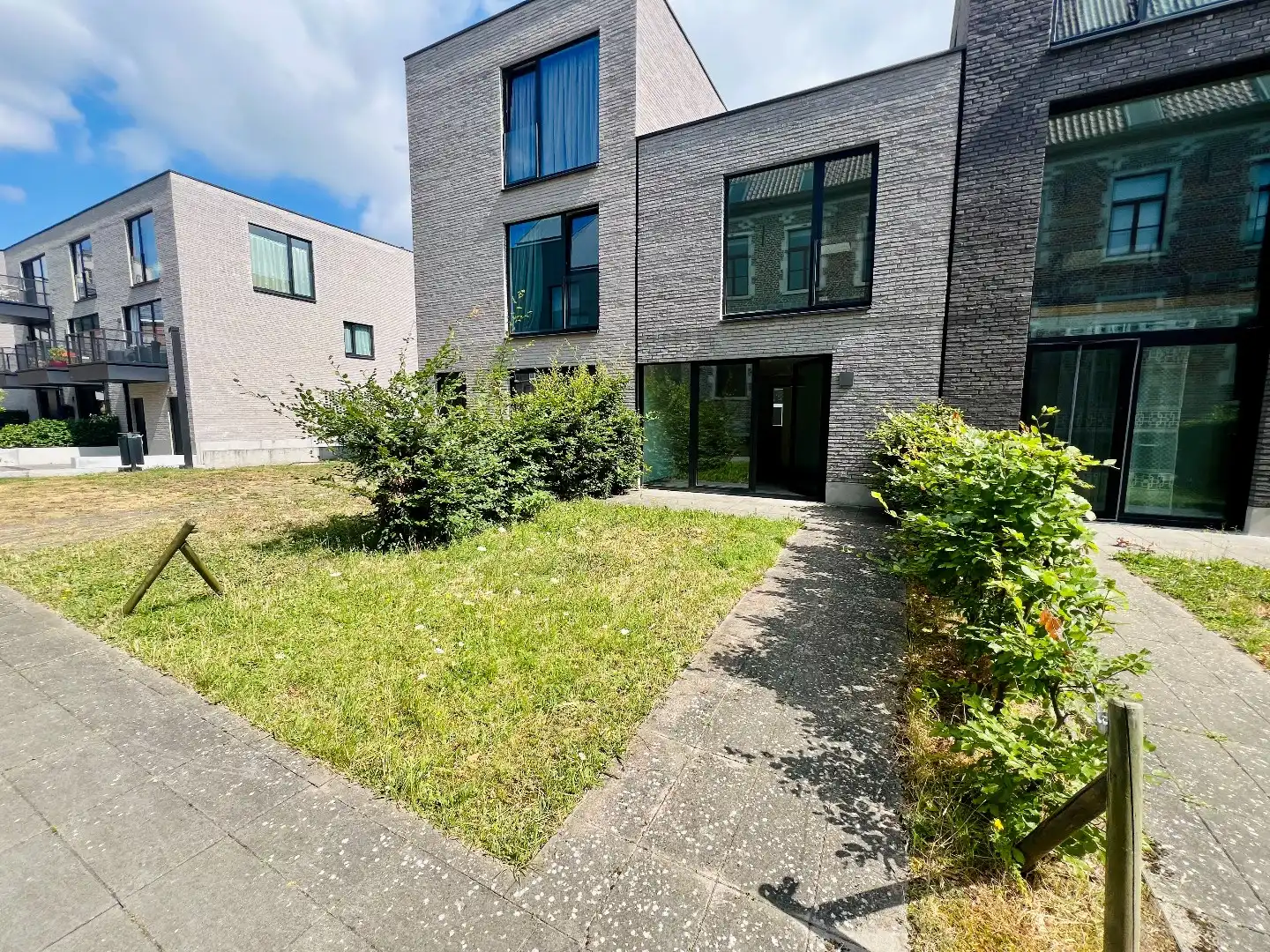 Prachtige rijwoning in centrum met 2 slpks en terras foto 2