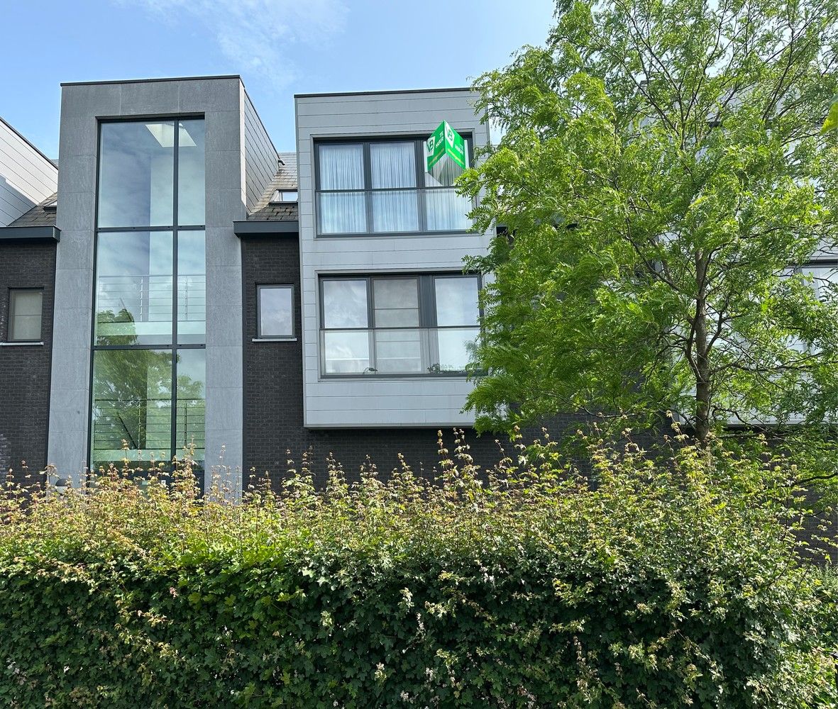 Recent appartement met lift en ruim terras op de tweede verdieping op centrale locatie in Wijnegem! foto {{pictureIndex}}