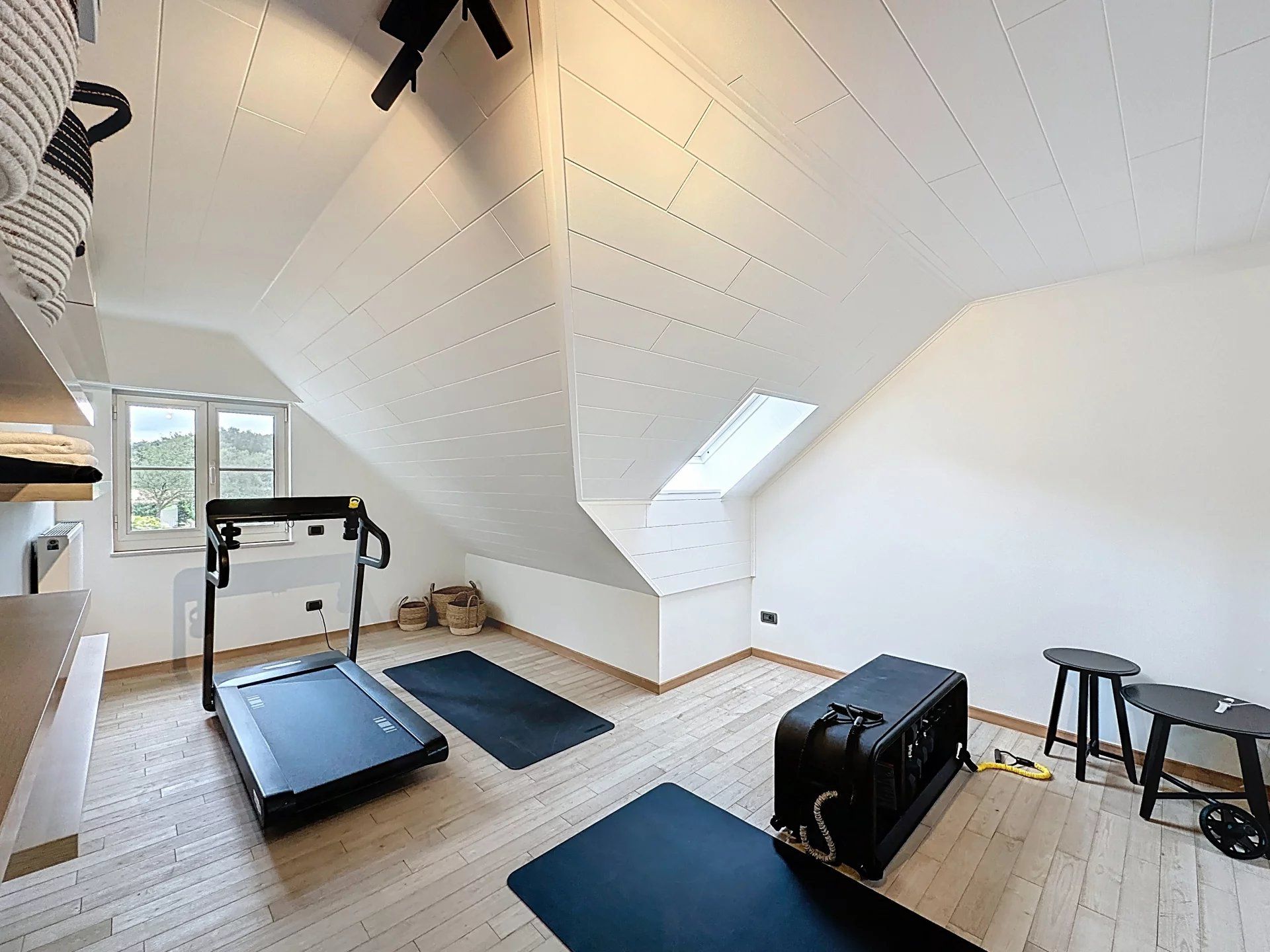 Prachtige landelijke gelegen vrijstaande woning uit 2001, gelegen op een perceel van 16a 43ca. Deze woning biedt comfort, ruimte en privacy met hoogwaardige afwerking en moderne gemakken. foto 31