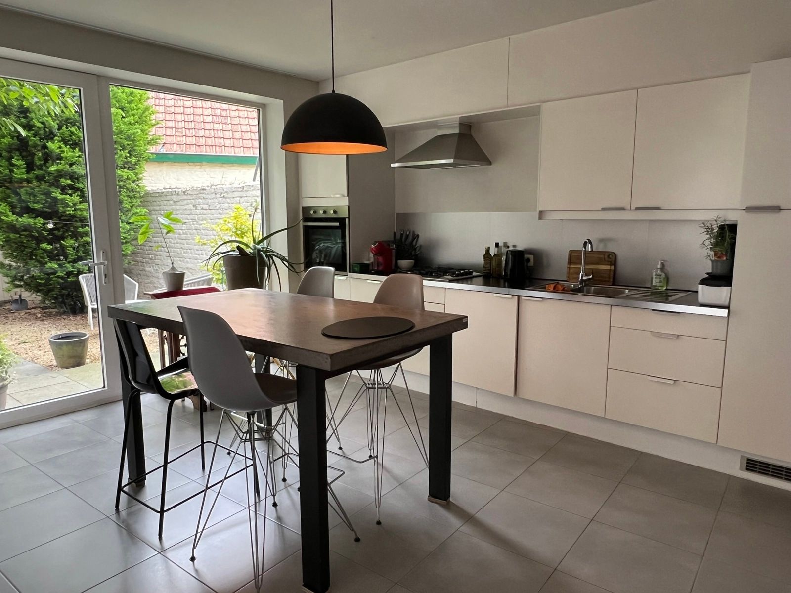 Instapklare gezellige rijwoning in centrum van de stad met binnentuin en garage foto 2