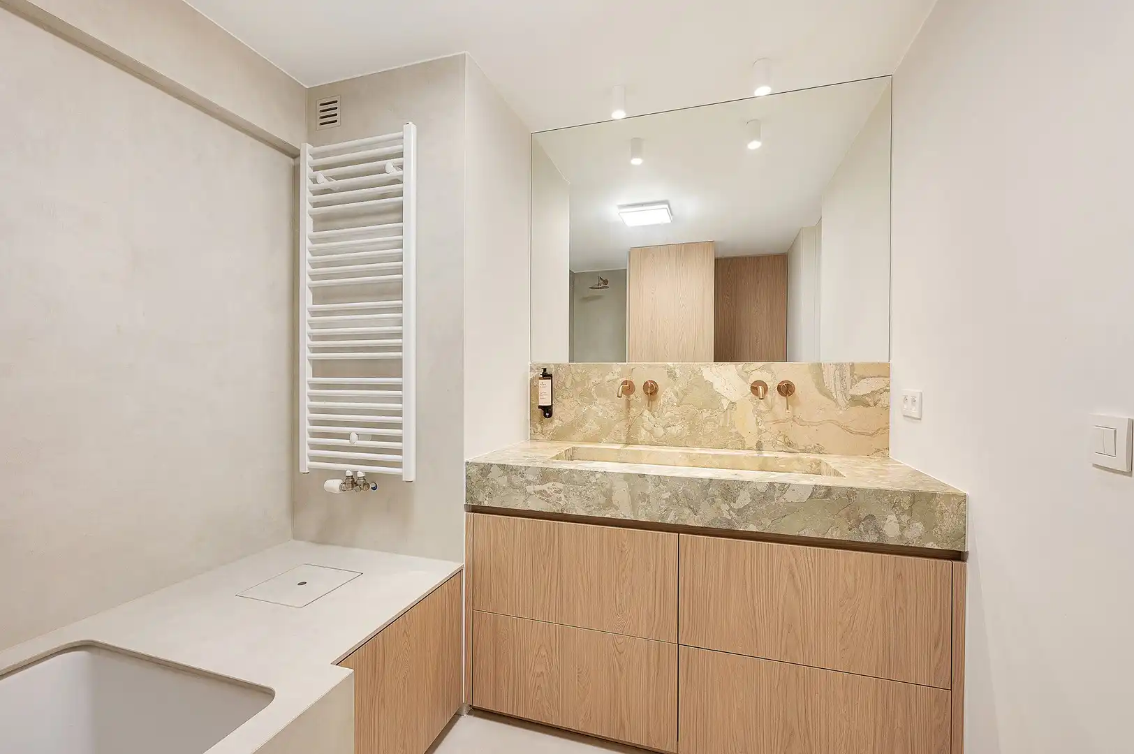 Gerenoveerd 3 slaapkamerappartement met zijdelings zeezicht. foto 23