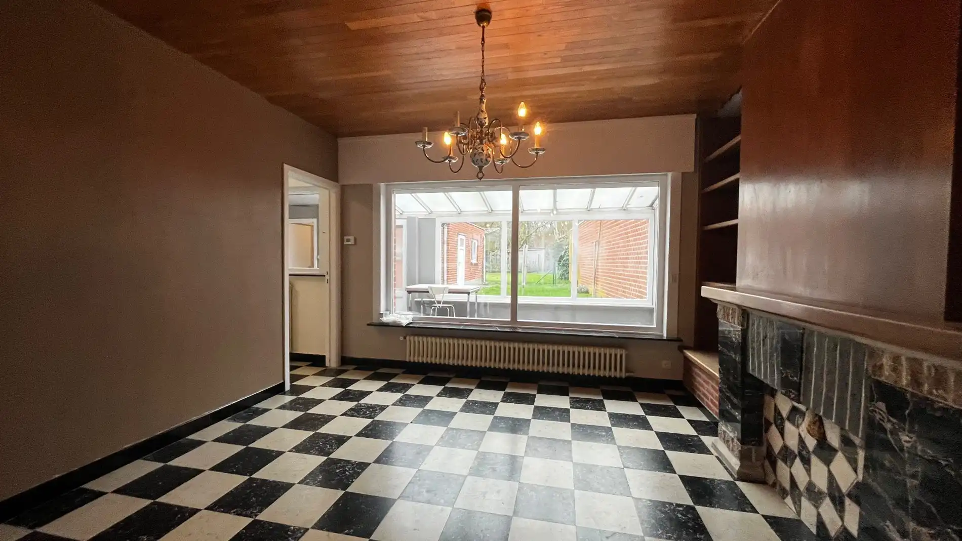 Hoofdfoto van de publicatie: Grote woning met mogelijks vier kamers, garage en ruime tuin