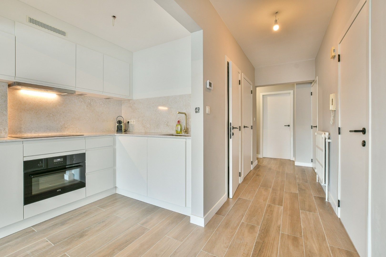 Gerenoveerd 2-slaapkamerappartement op toplocatie - vlakbij de zeedijk! foto 13