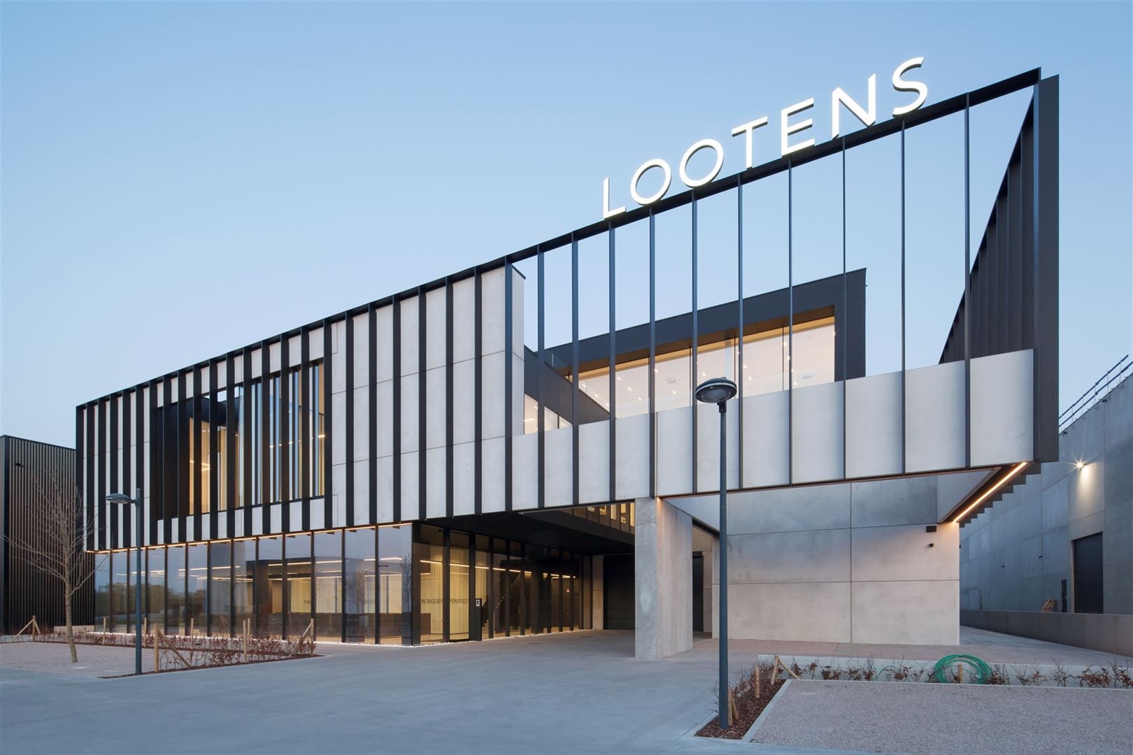 Modern bedrijfspand met kantoren te Harelbeke foto {{pictureIndex}}