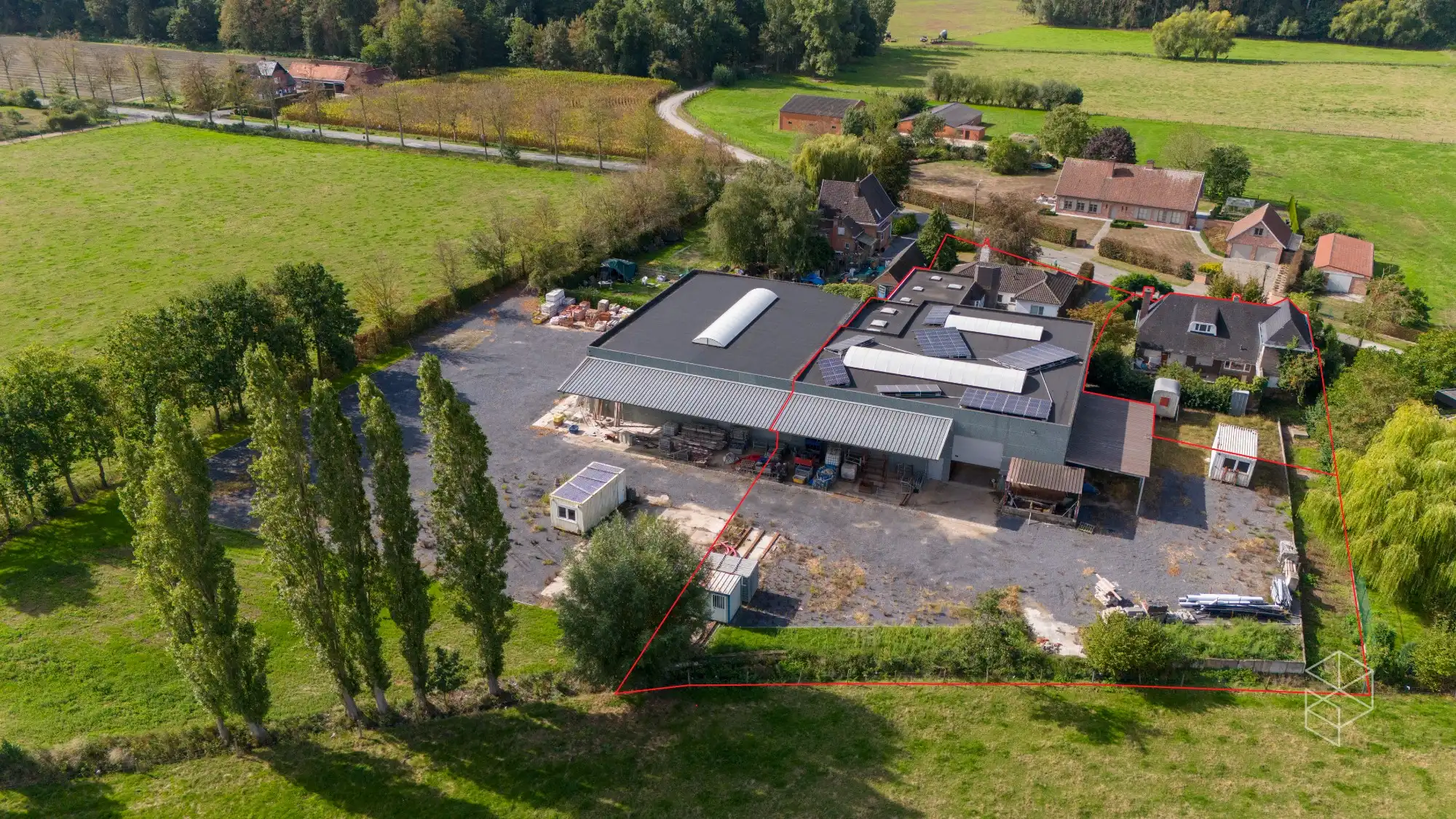 Grote loods met burelen, 3 garages, ruime buitenruimte en woning te koop in Hertsberge foto 20