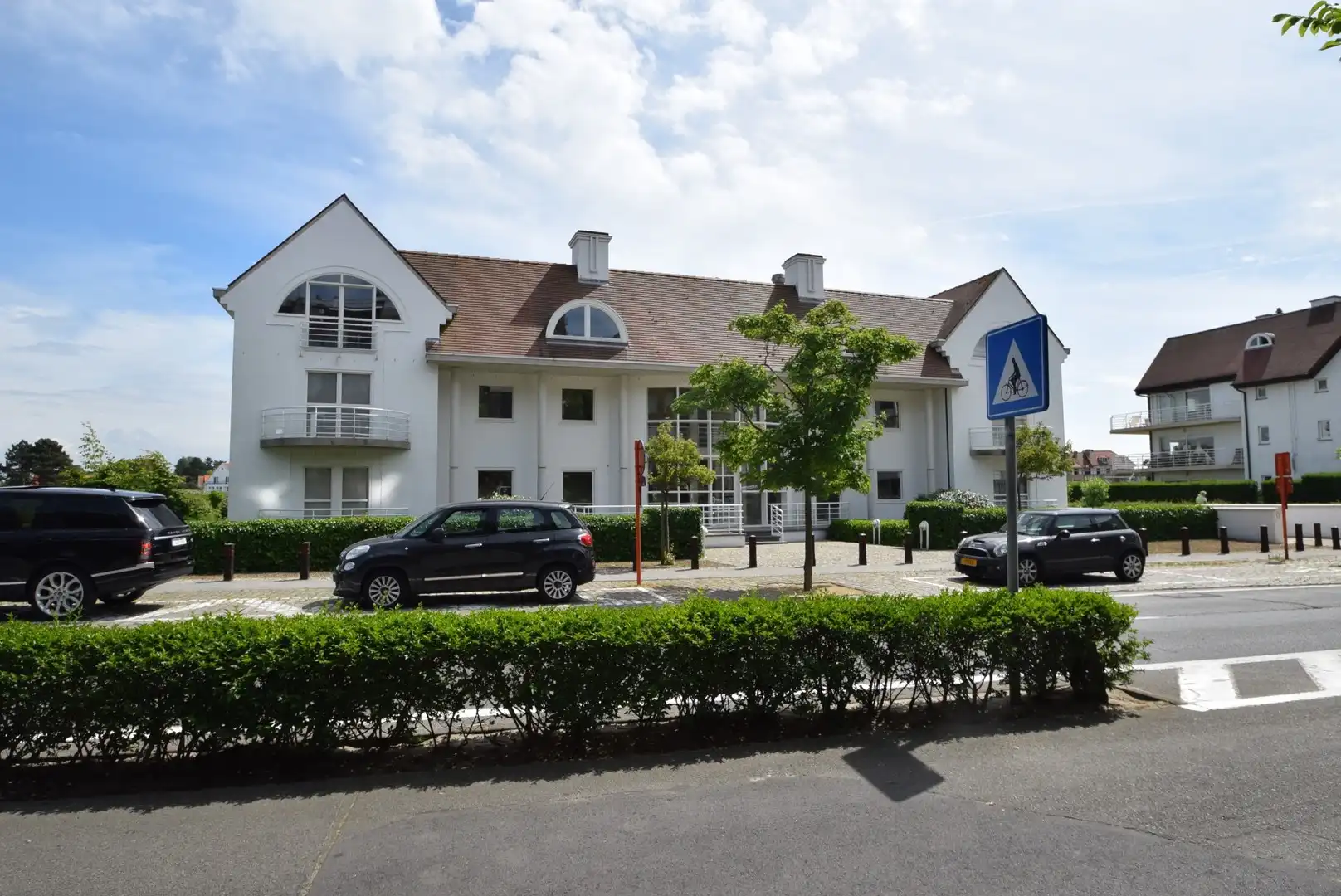 Goed gelegen gesloten garagebox in een villa residentie in de Kustlaan in het Zoute. foto {{pictureIndex}}