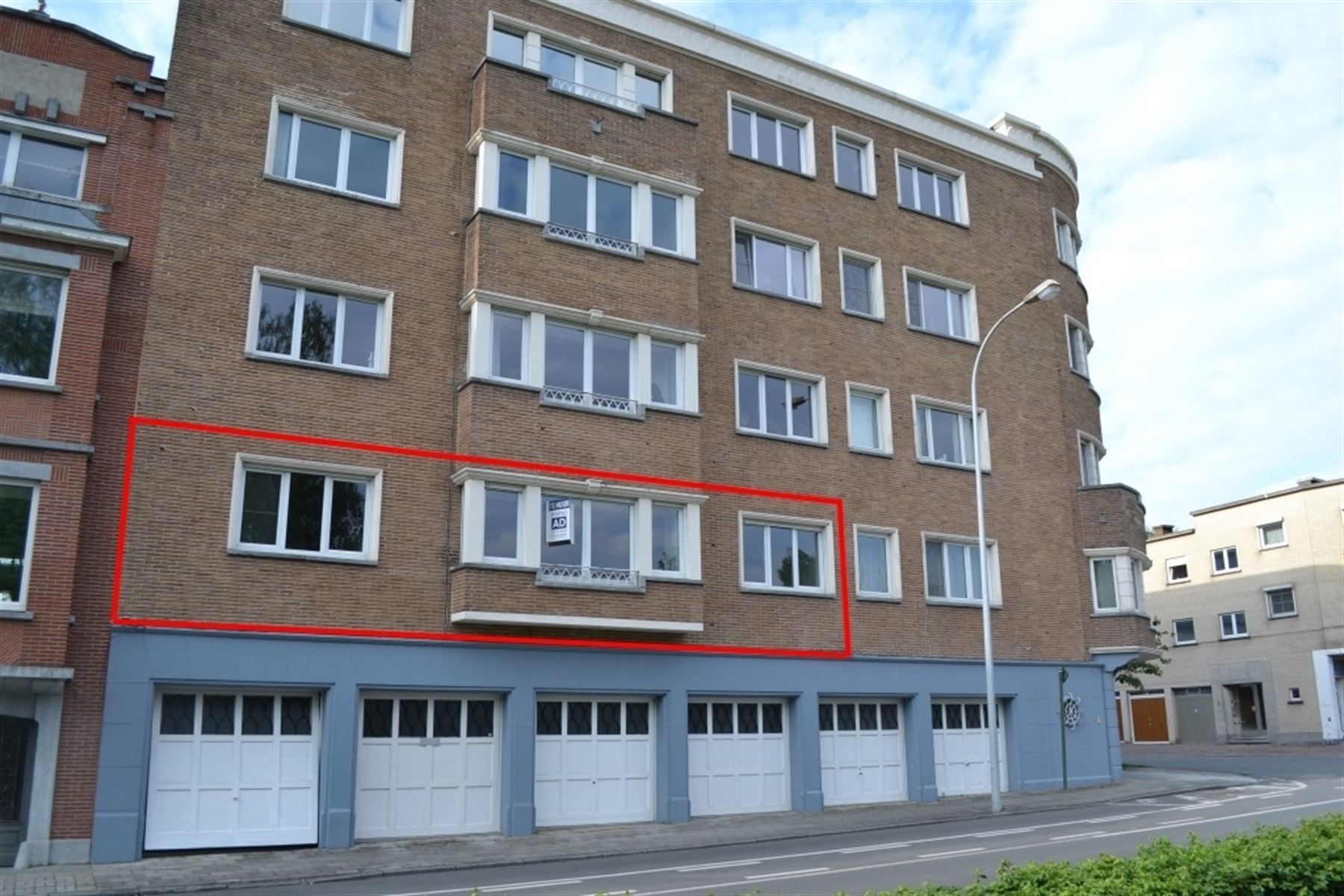 Goed gelegen authentiek appartement met 2 slaapkamers en garage foto {{pictureIndex}}