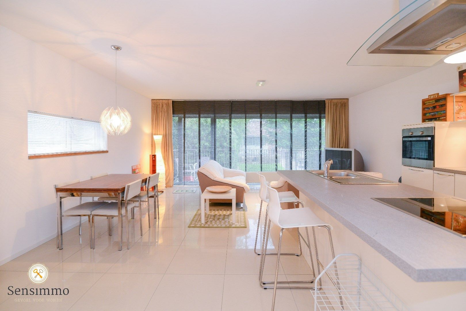 Gelijkvloers éénslaapkamerappartement met terras en parking foto {{pictureIndex}}