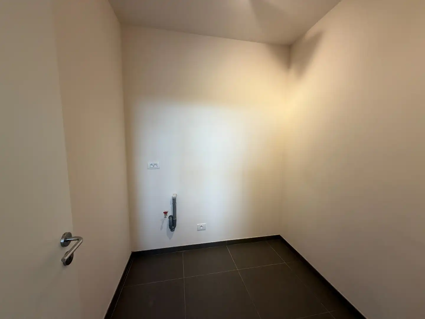 Uiterst ruim appartement (119m²)  met twee slaapkamers op de markt van Houthulst foto 6