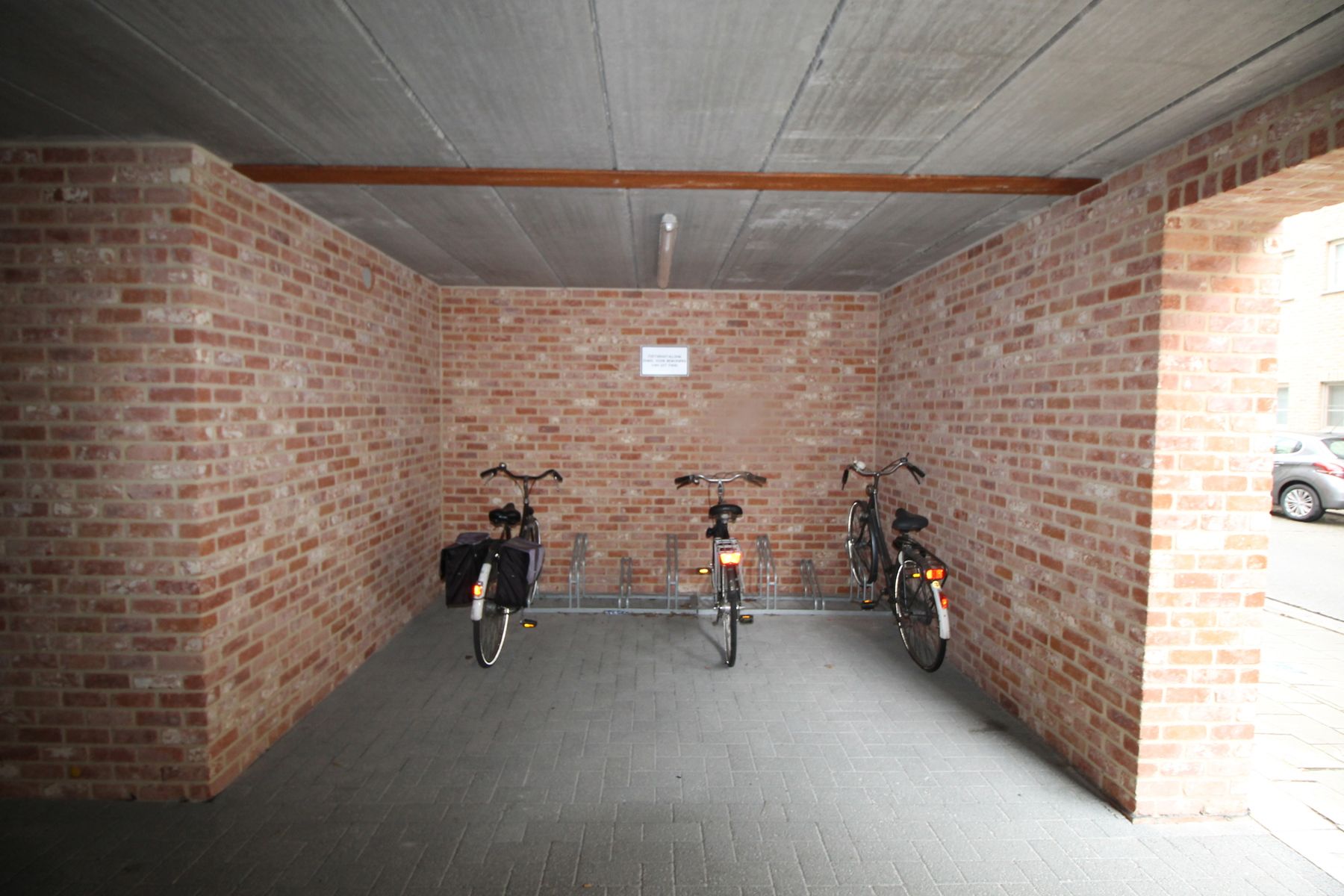 Een appartement op de benedenverdieping met 2 slaapkamers, ruim terras en carport. foto 14