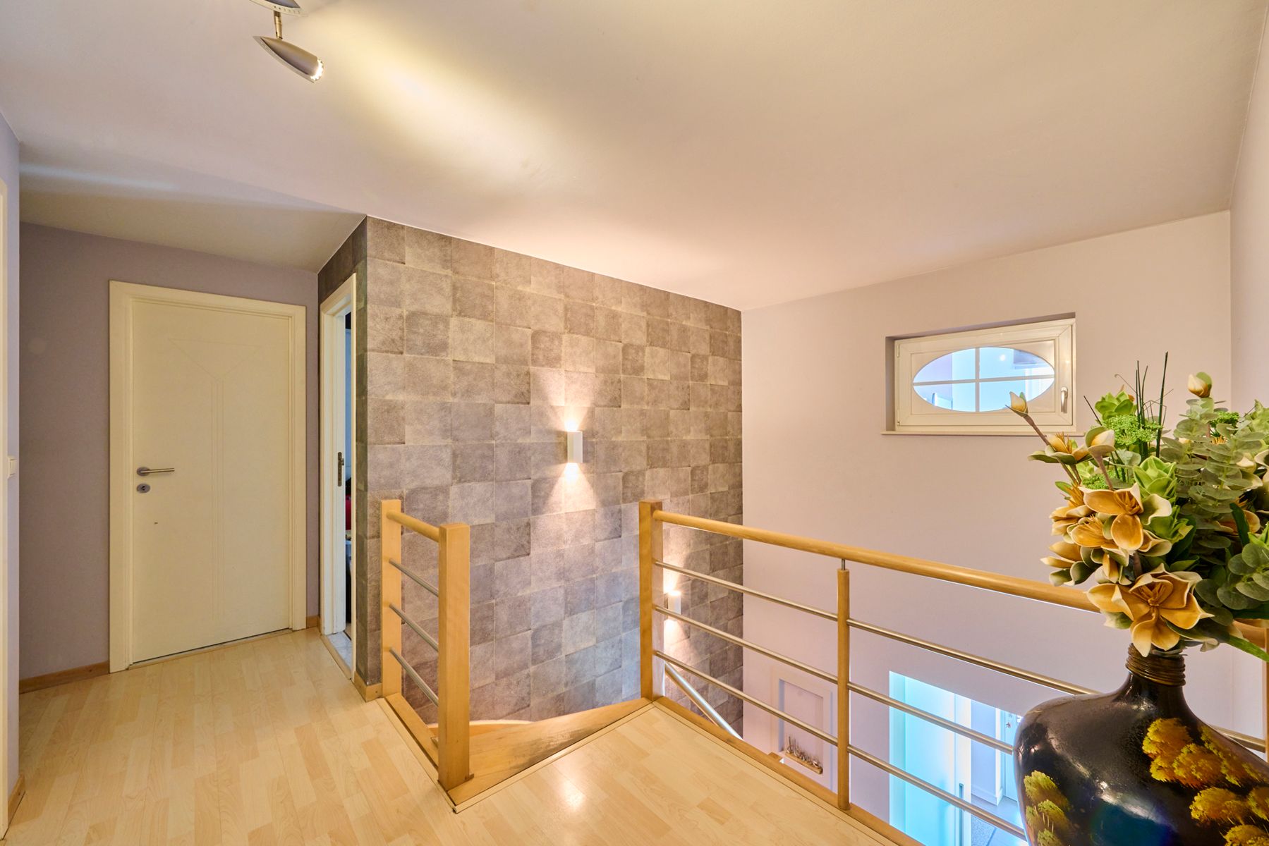 Exclusieve woning met handelzaak,appartement, zwembad en lift. foto 35