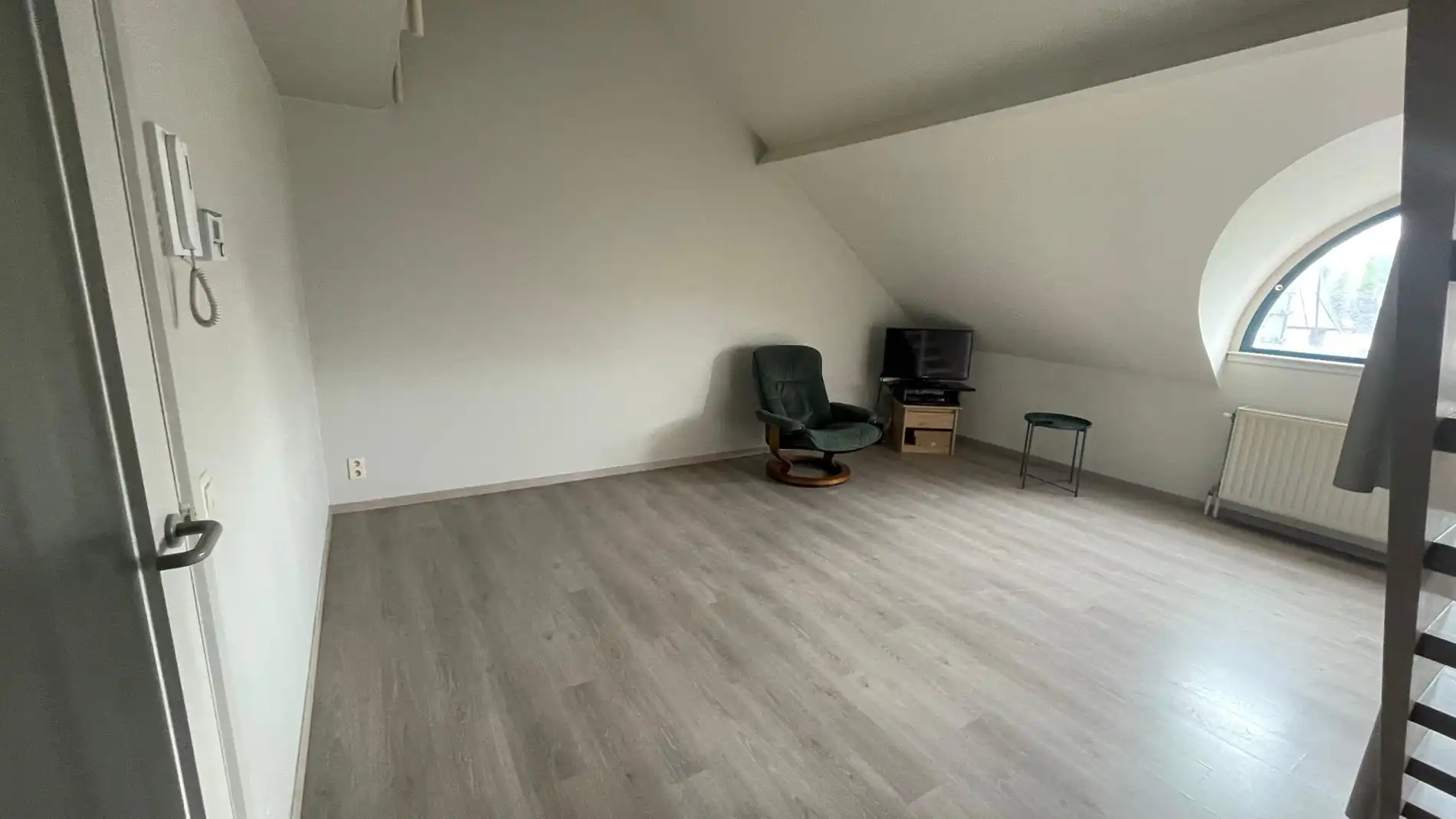 Charmant en lichtrijk dakappartement nabij Lier station (1+1 slpk) foto 3