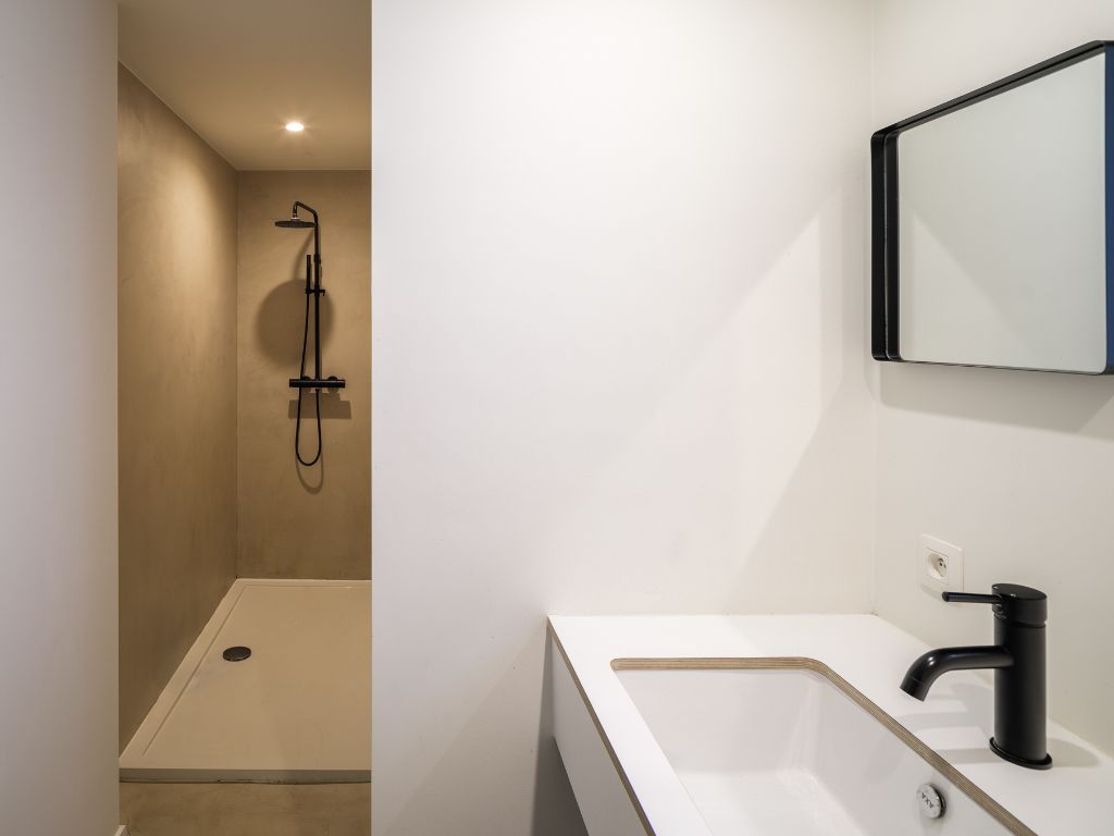 Smaakvol gerenoveerd 2-slaapkamer appartement met garage foto 12