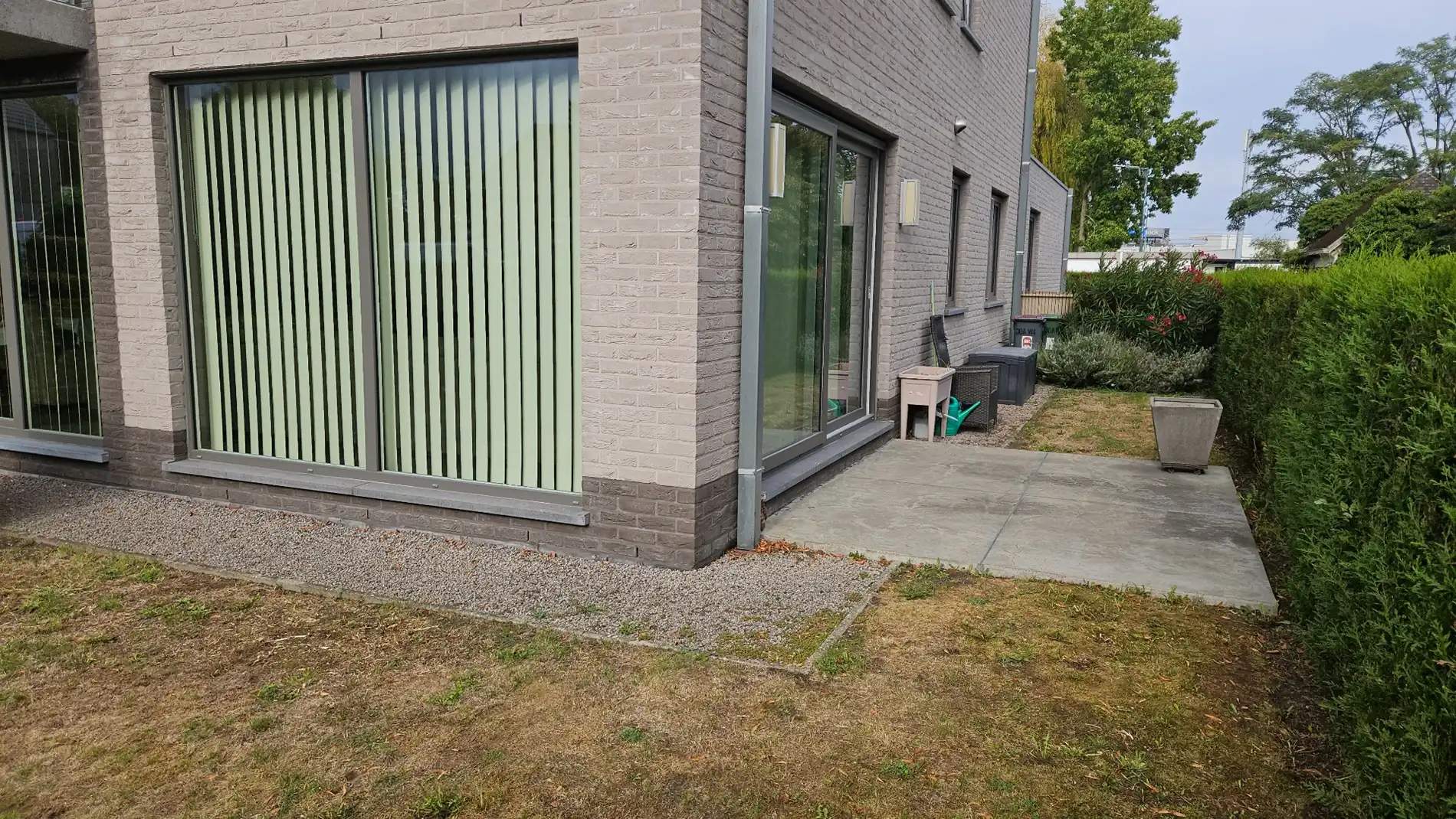 Ruim gelijkvloers app met 2 slk, terras, tuin en ondergrondse autostaanplaats foto 7