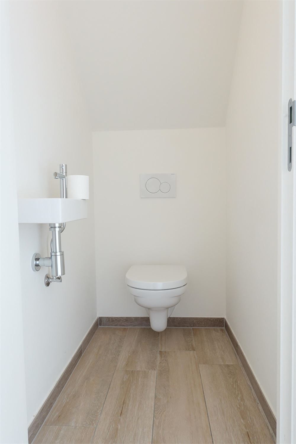 Centraal gelegen appartement met zicht op de vaart ,2 slaapkamers, terras en afgesloten staanplaats. foto 4