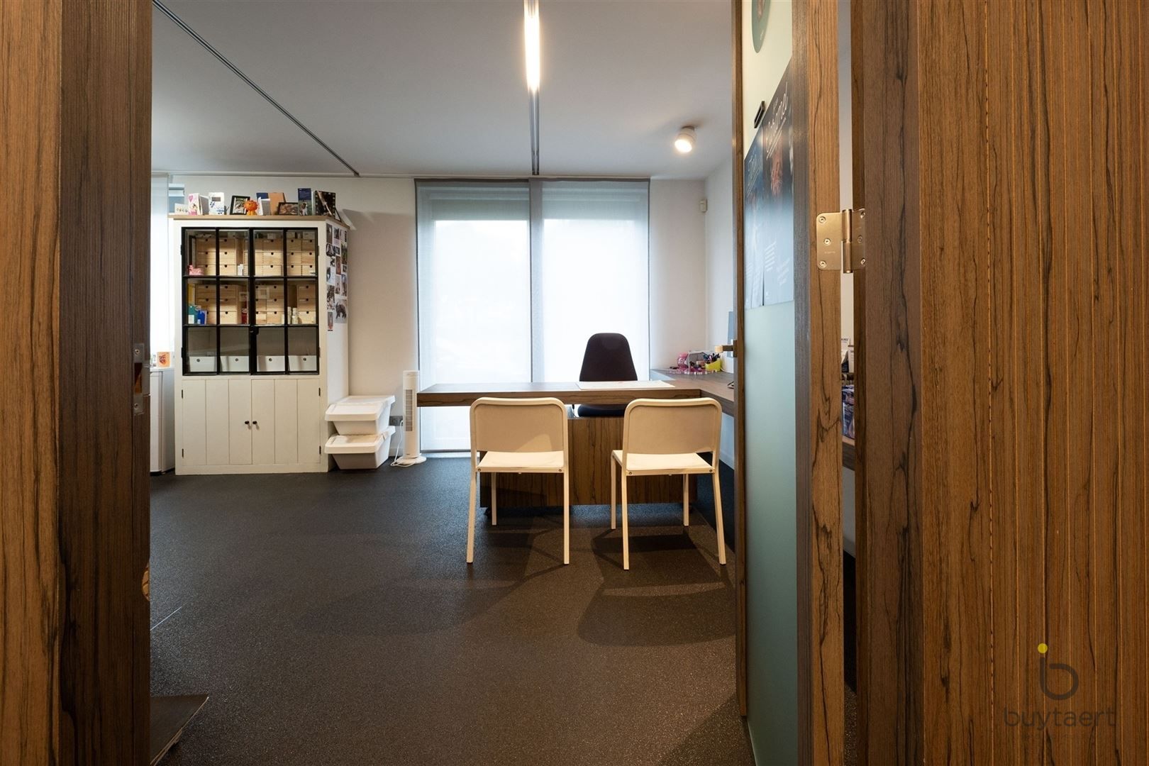 RUIME EN LICHTRIJKE PRAKTIJK IN GELIJKVLOERSAPPARTEMENT MET PRIVÉ-TUIN foto 9