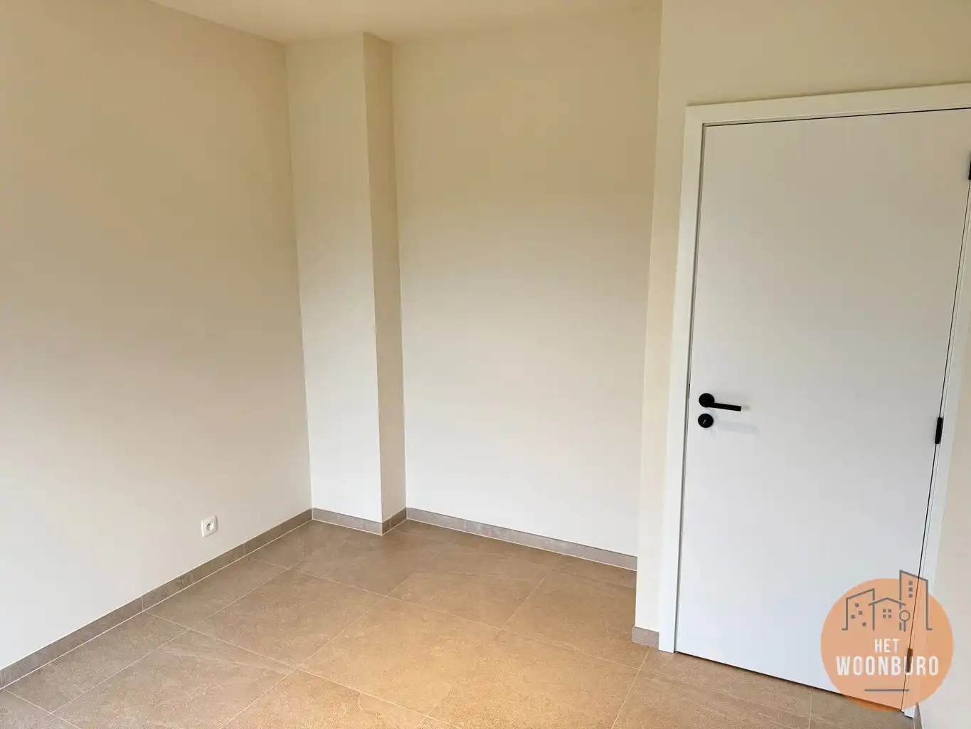 Halfopen nieuwbouw woning 2 slpks, bureau, garage en tuintje foto 10