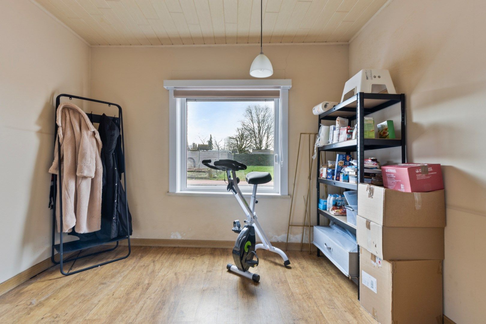 Te renoveren woning  met 3 slaapkamers en tuin in Lochristi. foto 10